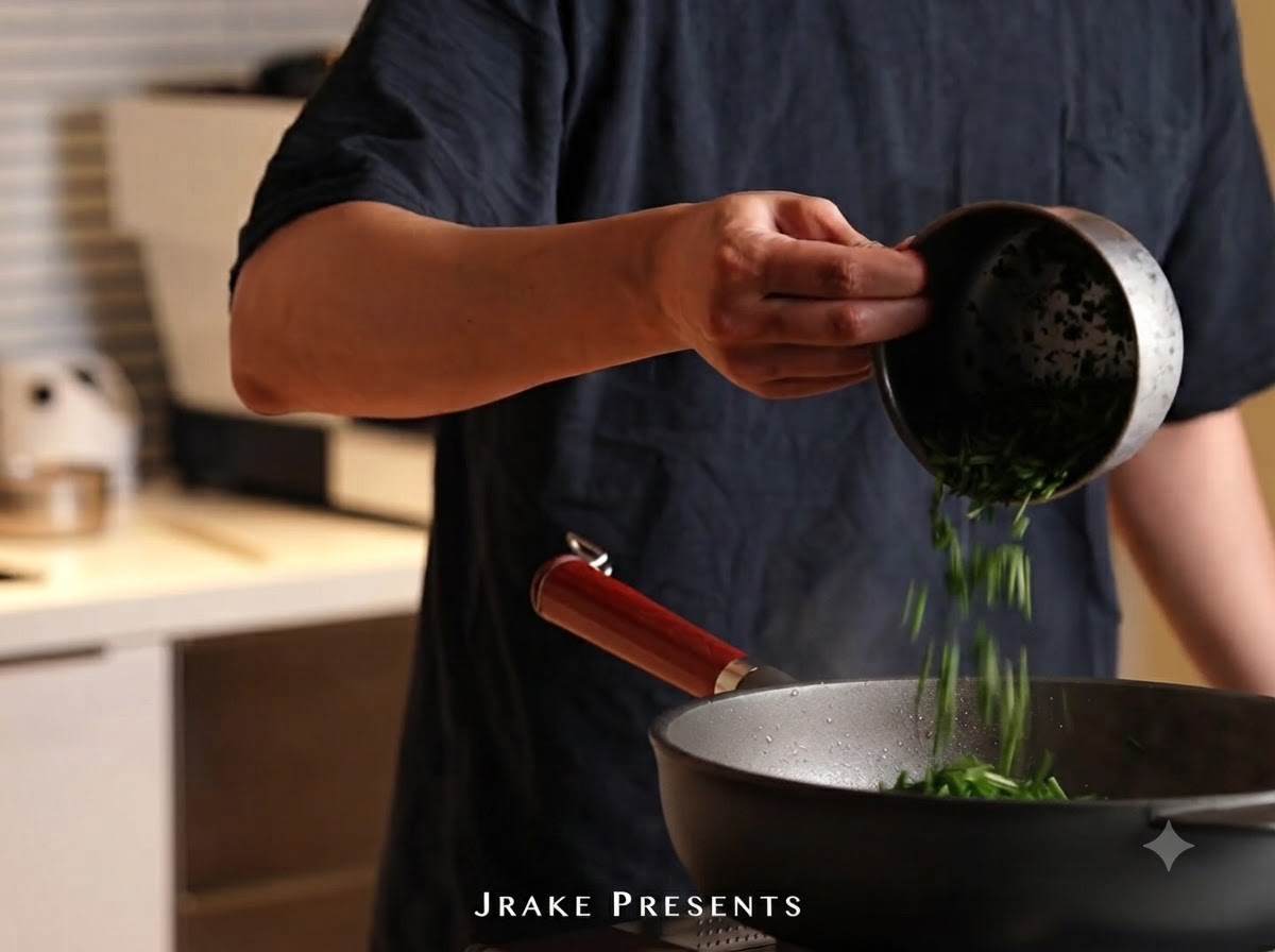 Prezzemolo verde tritato versato da un piccolo contenitore nella padella di pasta.