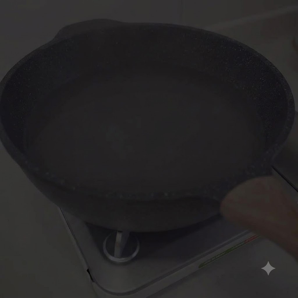 Una pentola dacqua che si scalda sul fuoco della cucina.