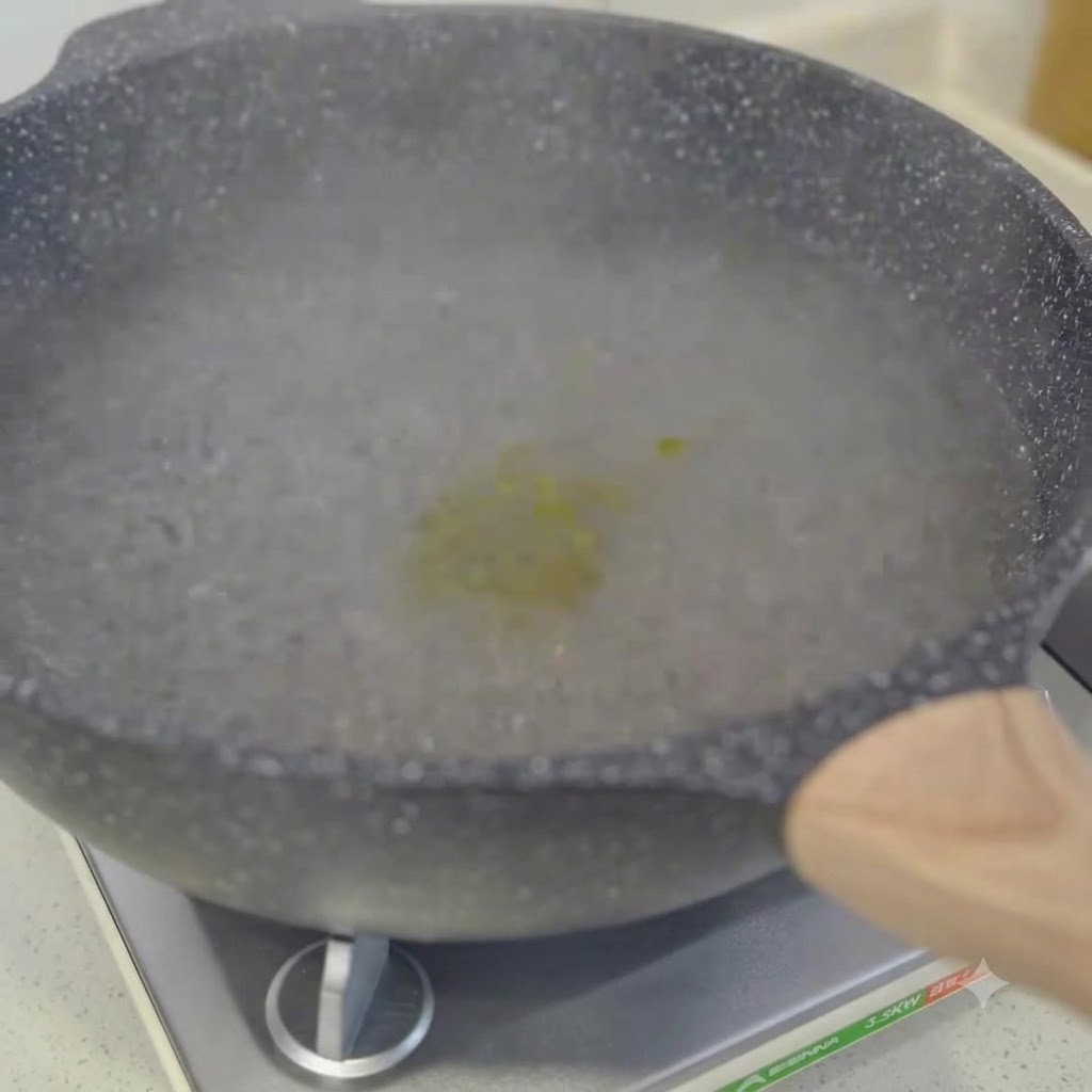 Spaghetti che cuociono in una pentola dacqua bollente mescolati con le bacchette.