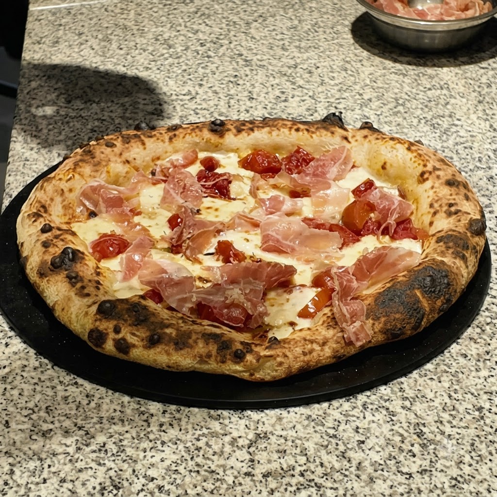 Erbe aromatiche che cadono da un dosatore sui condimenti di una pizza cruda.