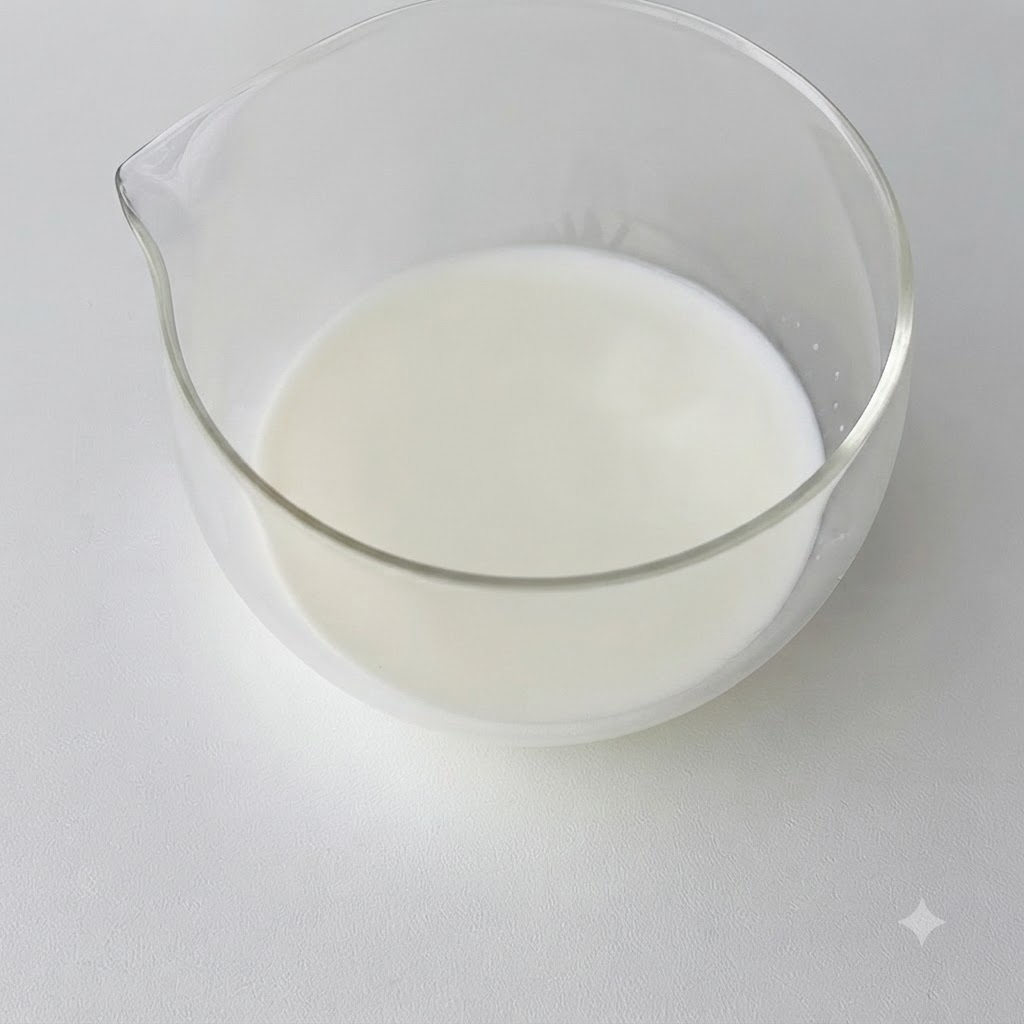 Gelatina che si scioglie allinterno di una ciotola di latte caldo.
