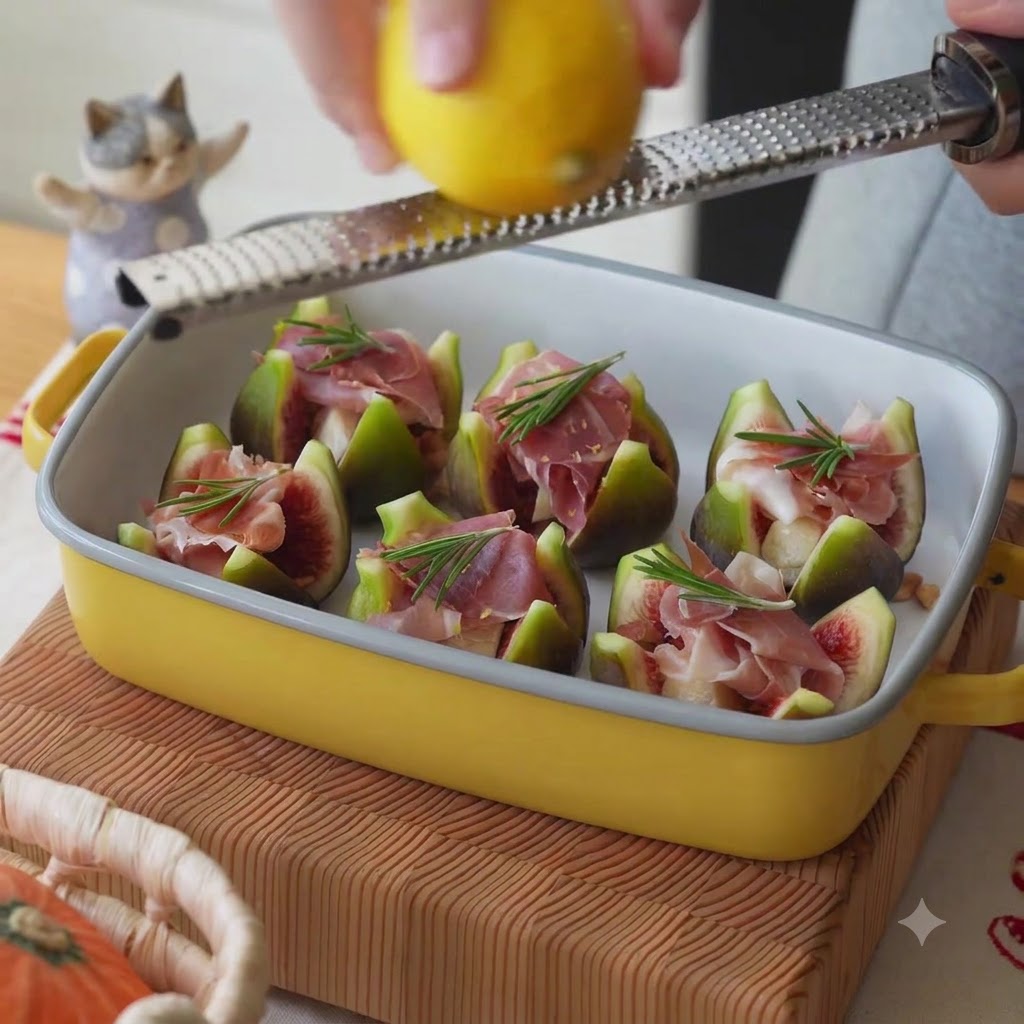 Scorza di limone fresco grattugiata sui fichi e sul prosciutto dentro una pirofila.