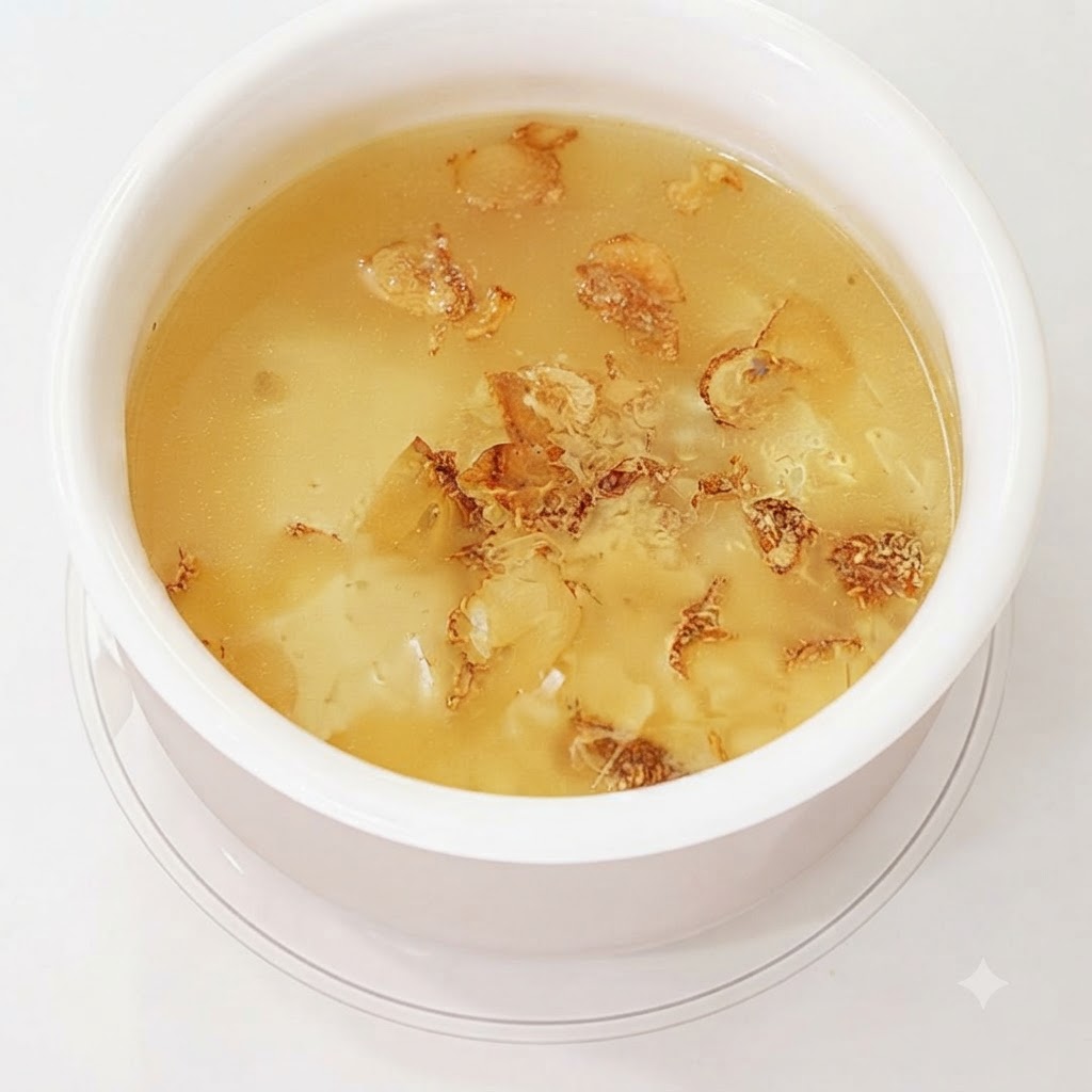 Bucce daglio e spicchi che bollono nellacqua per formare un brodo.