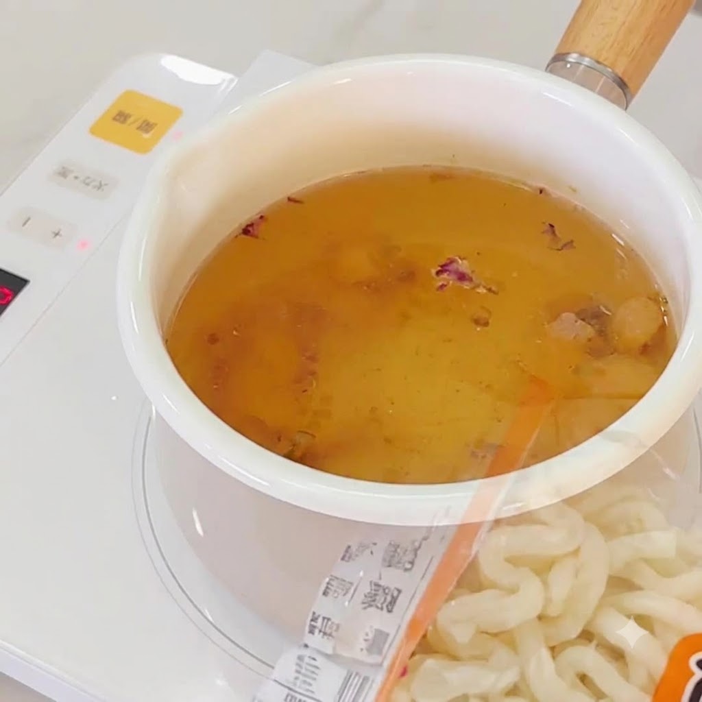 Noodles ramen aggiunti al brodo daglio bollente.
