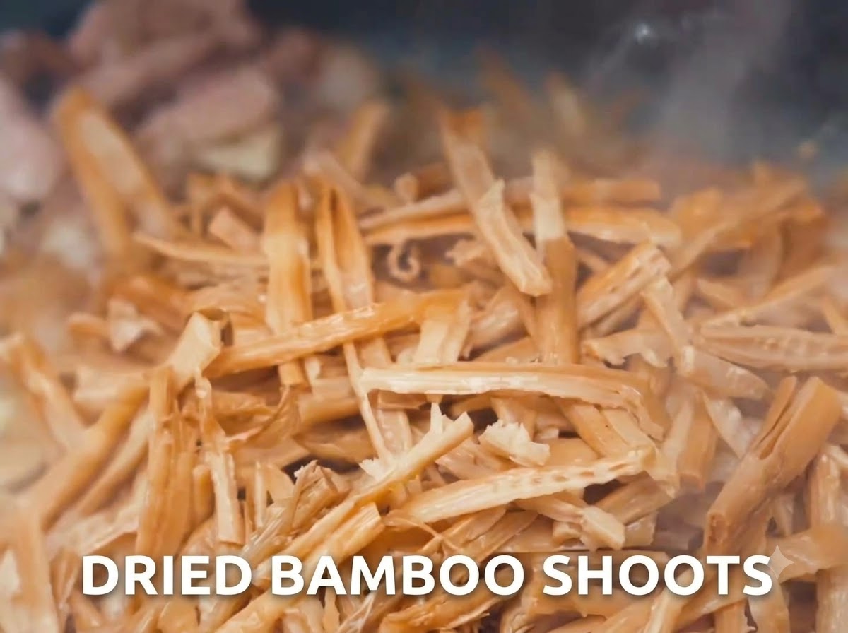 Germogli di bambù essiccati saltati in un wok insieme alla carne.