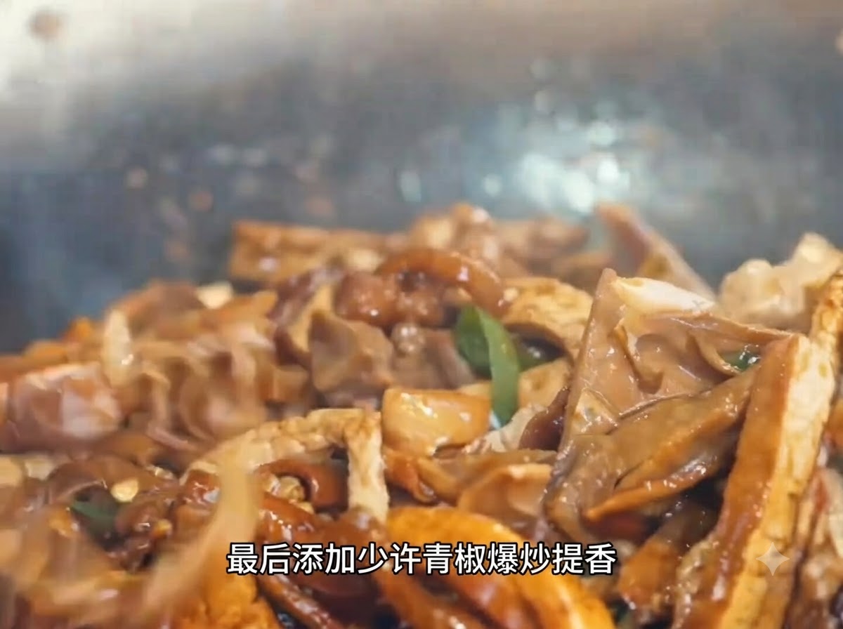 Primo piano di peperoni verdi a fette mescolati in un mix saporito e scoppiettante di maiale e germogli di bambù allinterno di un wok.