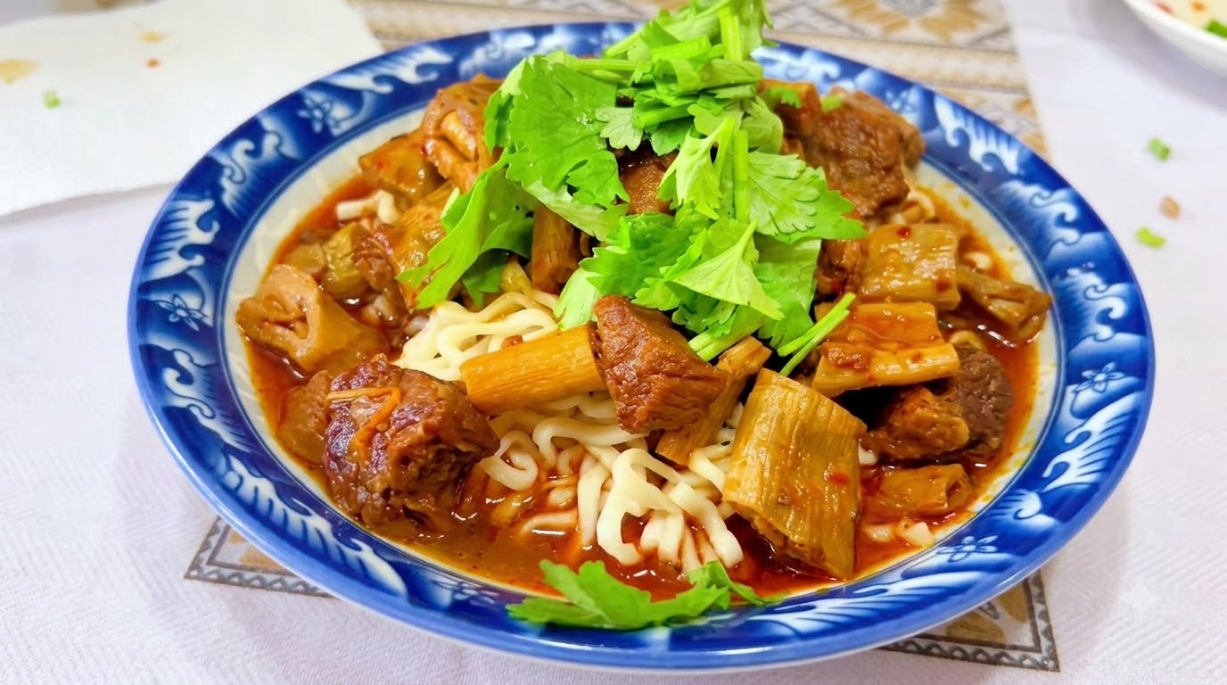 Zuppa di noodle con manzo brasato e germogli di bambù secchi