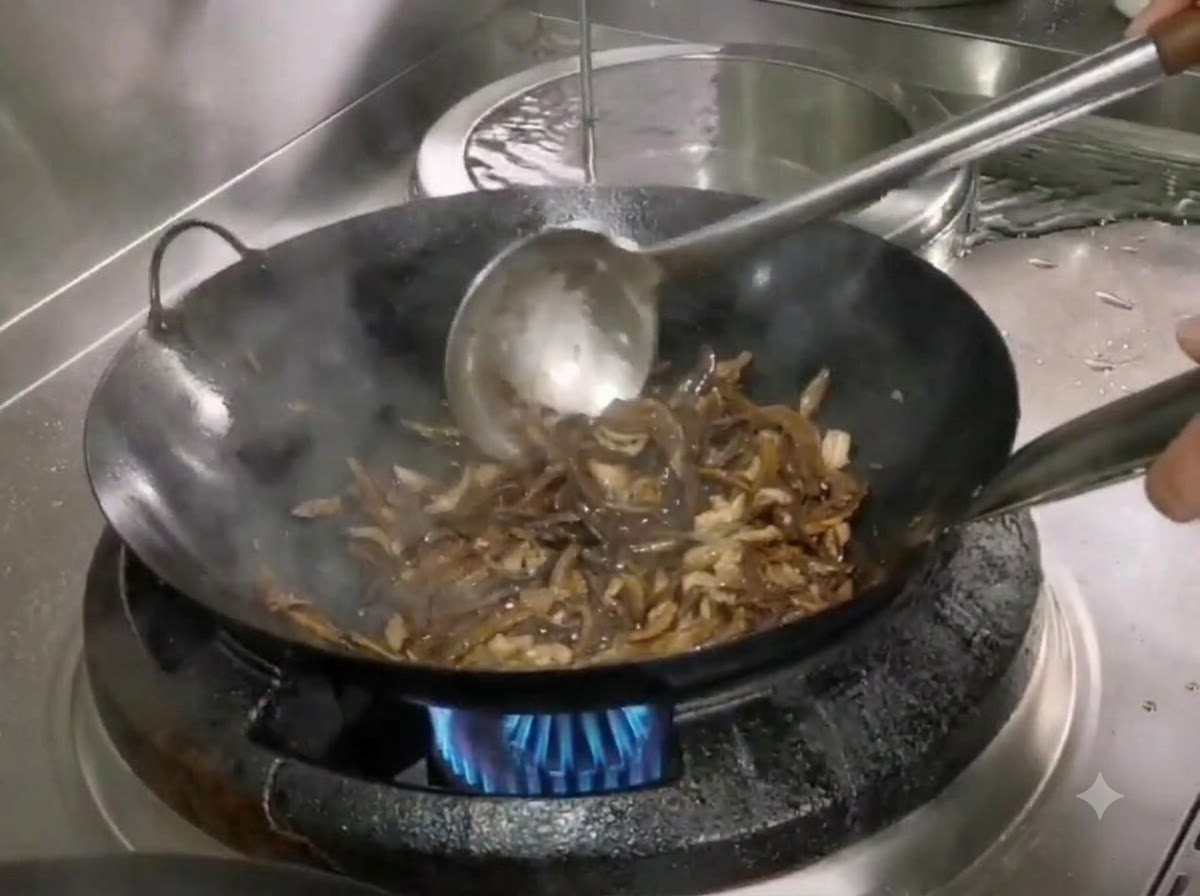 Sale e zucchero mescolati nel wok con germogli di bambù e maiale sminuzzato usando una spatola di metallo.