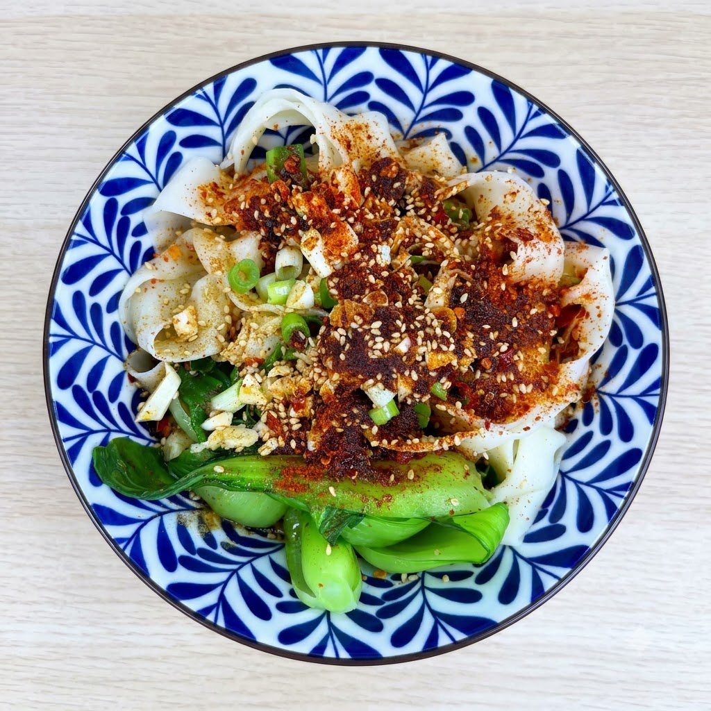 Salsa di soia chiara, aceto, salsa dostriche e zucchero aggiunti nella ciotola contenente i noodles e i condimenti.