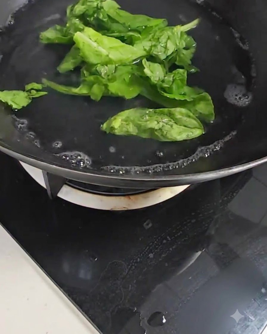 Foglie di bok choy verde fresco che bollono in una pentola dacqua gorgogliante sui fornelli.