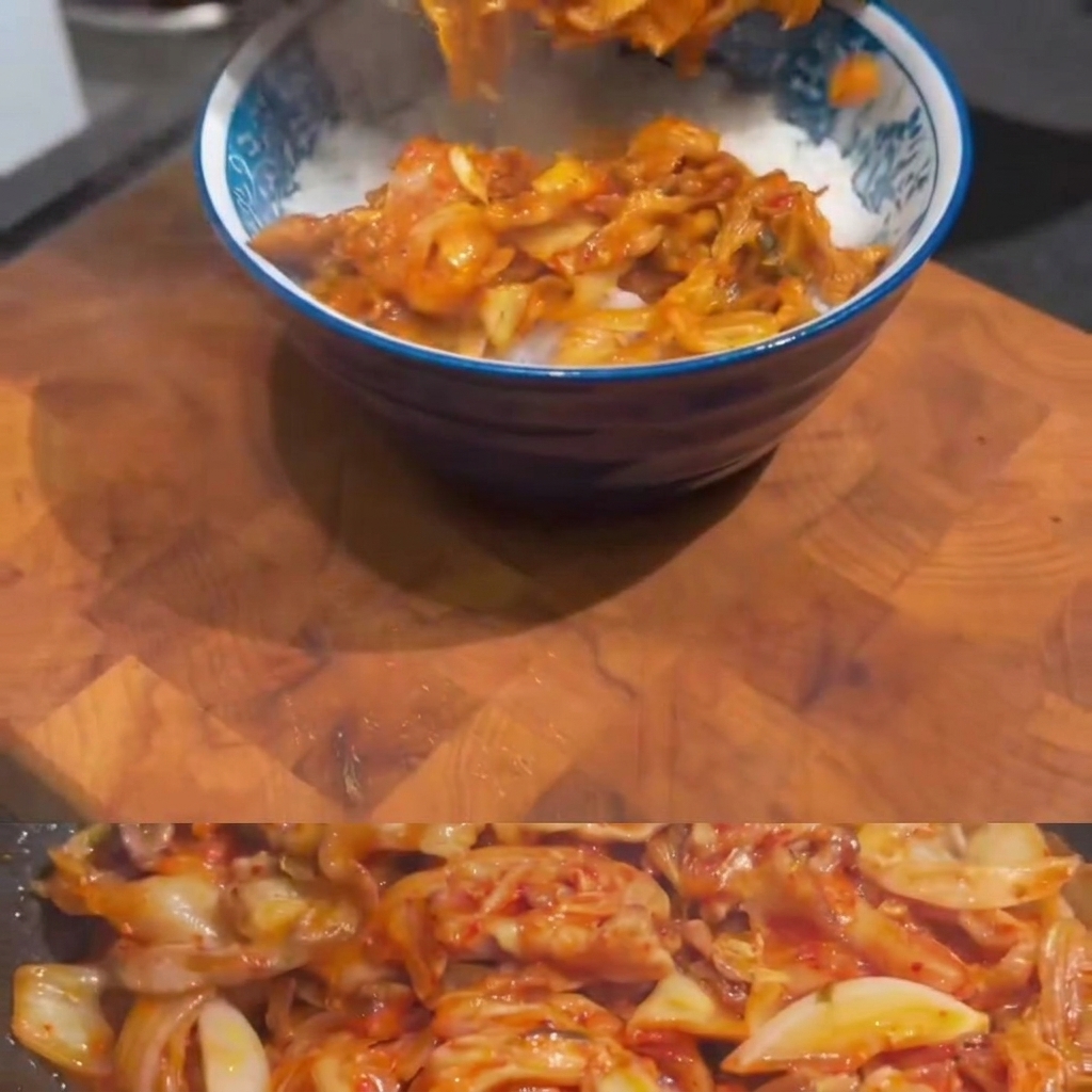 Il maiale saltato con kimchi viene versato da una padella in una ciotola decorata di blu piena di riso bianco.