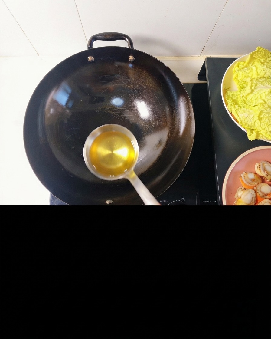 Olio da cucina versato in un wok riscaldato, che riveste la superficie metallica.