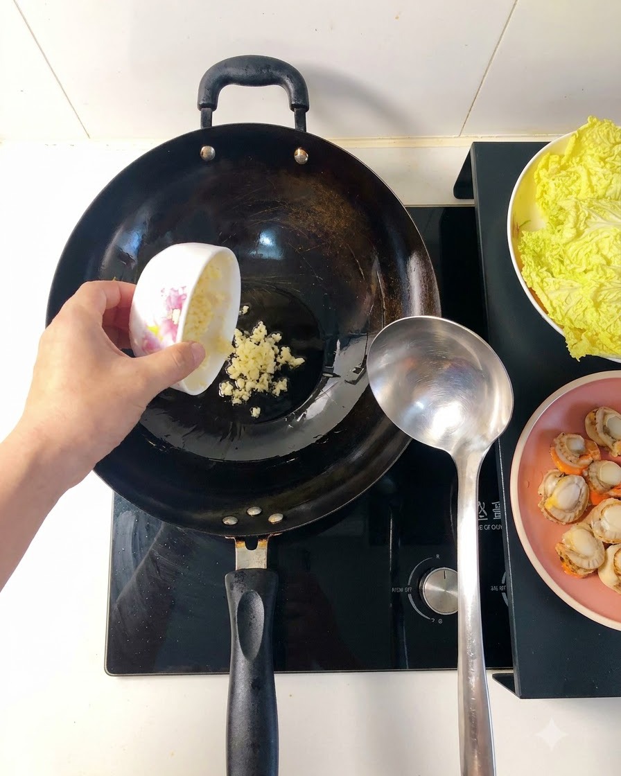 Aglio tritato che frigge nellolio caldo allinterno di un wok, diventando dorato e rilasciando aroma.
