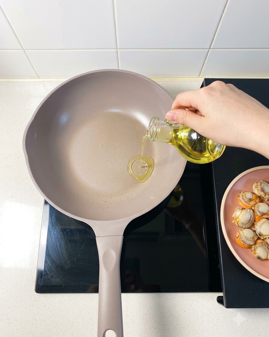 Freschi pezzi di cavolo napa disposti ordinatamente in una padella di cottura separata.
