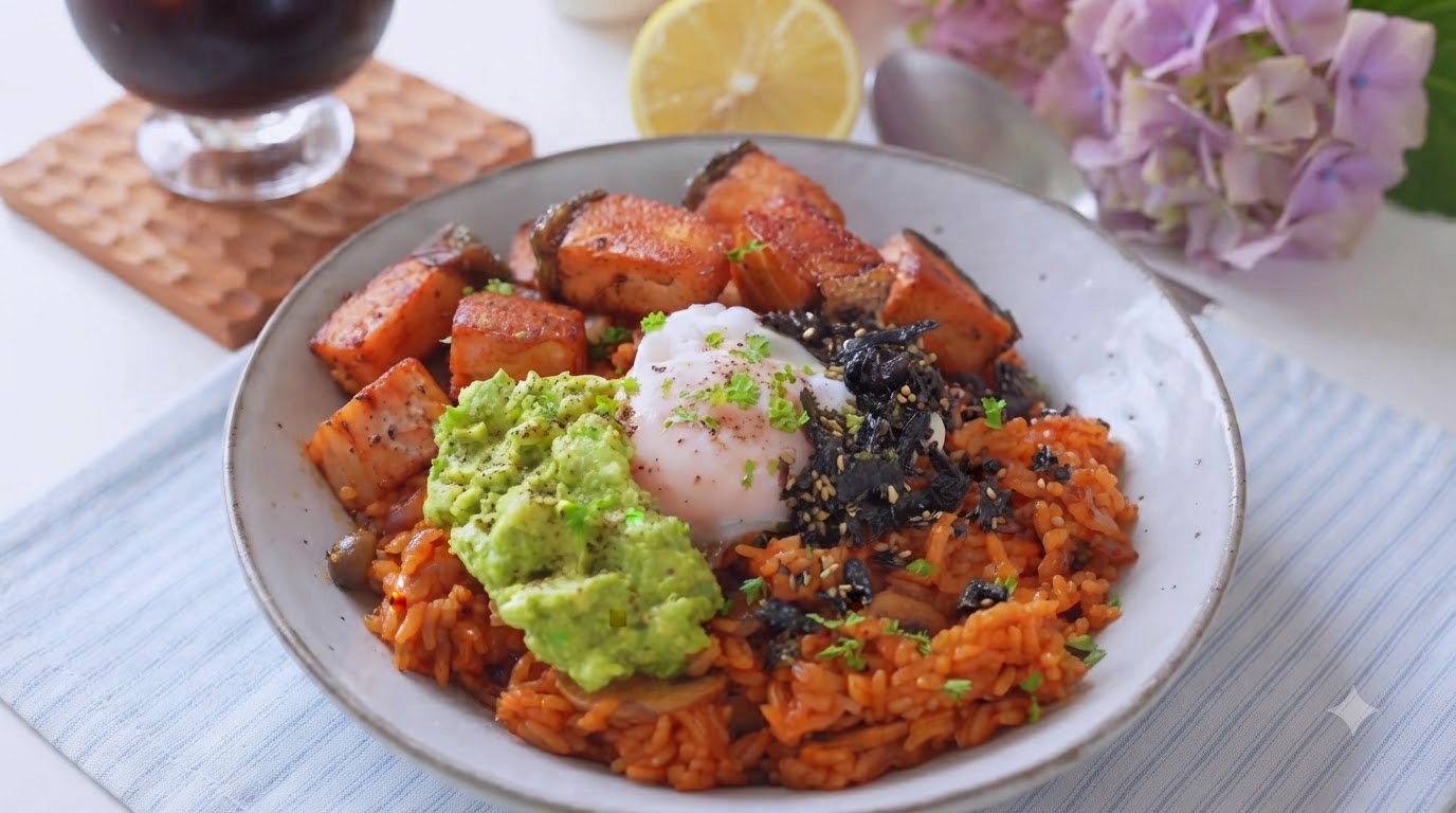 Riso Saltato al Kimchi con Salmone, Avocado e Caffè al Cocco