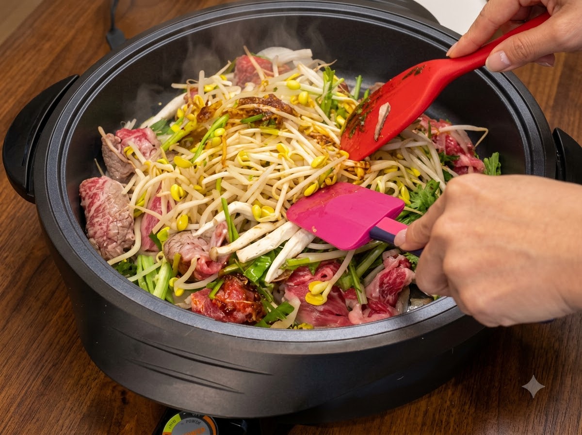 Due spatole che mescolano e saltano gli ingredienti allinterno di una padella calda mentre viene incorporata altra salsa.