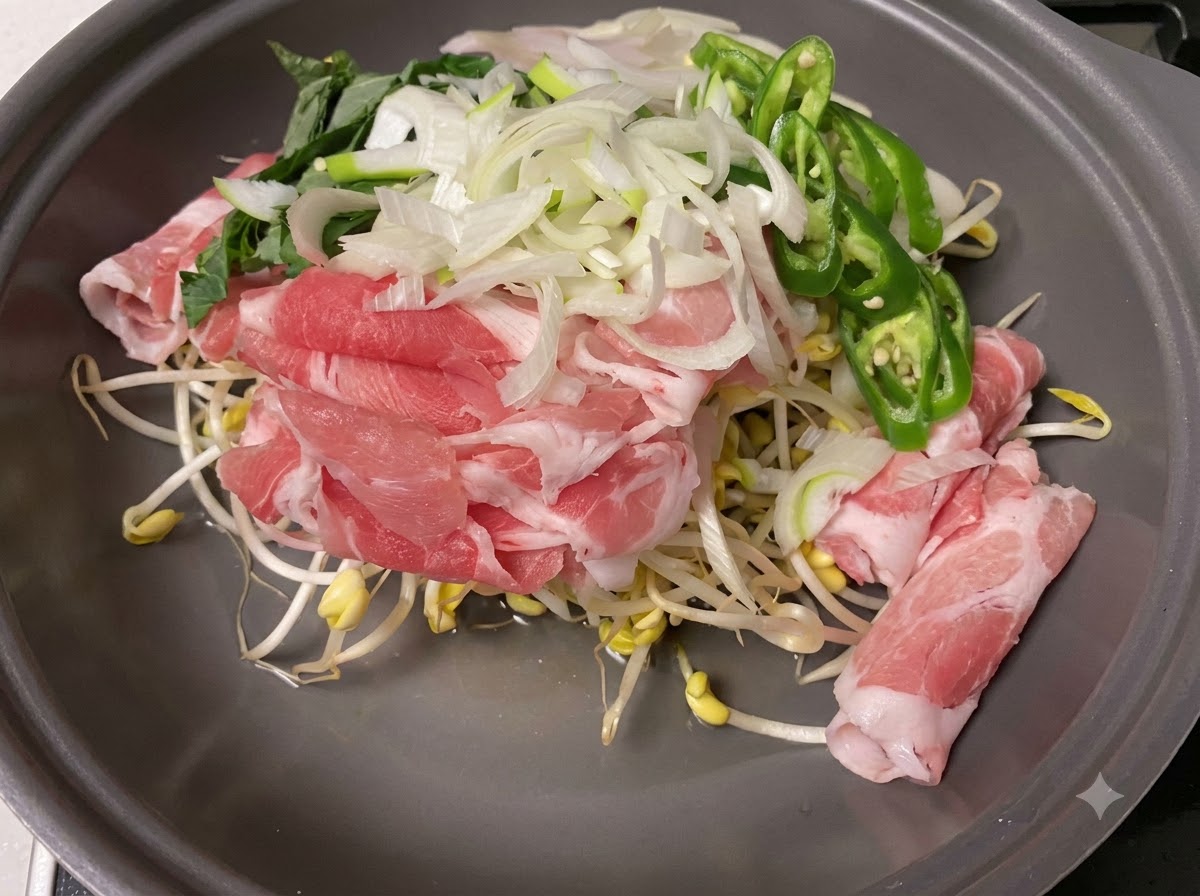 Cipollotti affettati e peperoncini verdi aggiunti al mix di ingredienti.