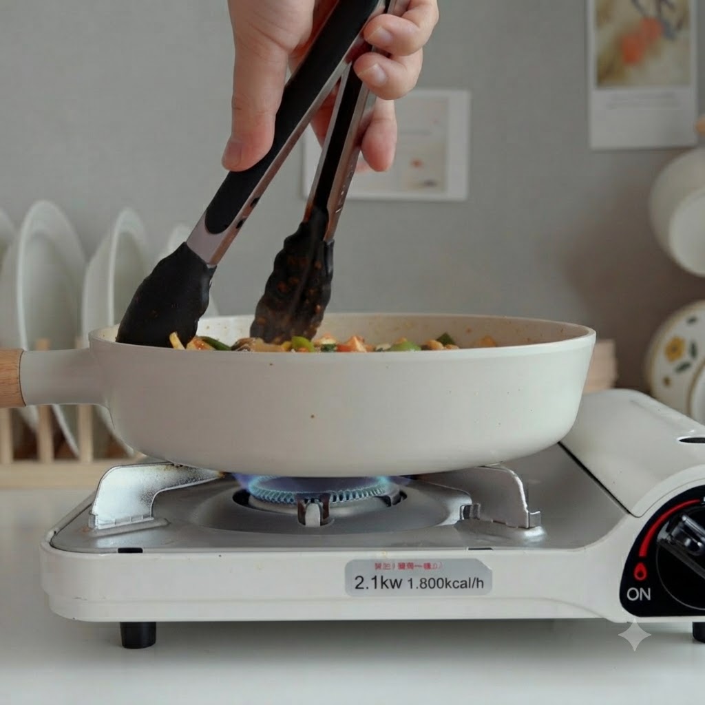 Salsa piccante coreana e acqua aggiunte alla padella mentre i noodles udon vengono mescolati.
