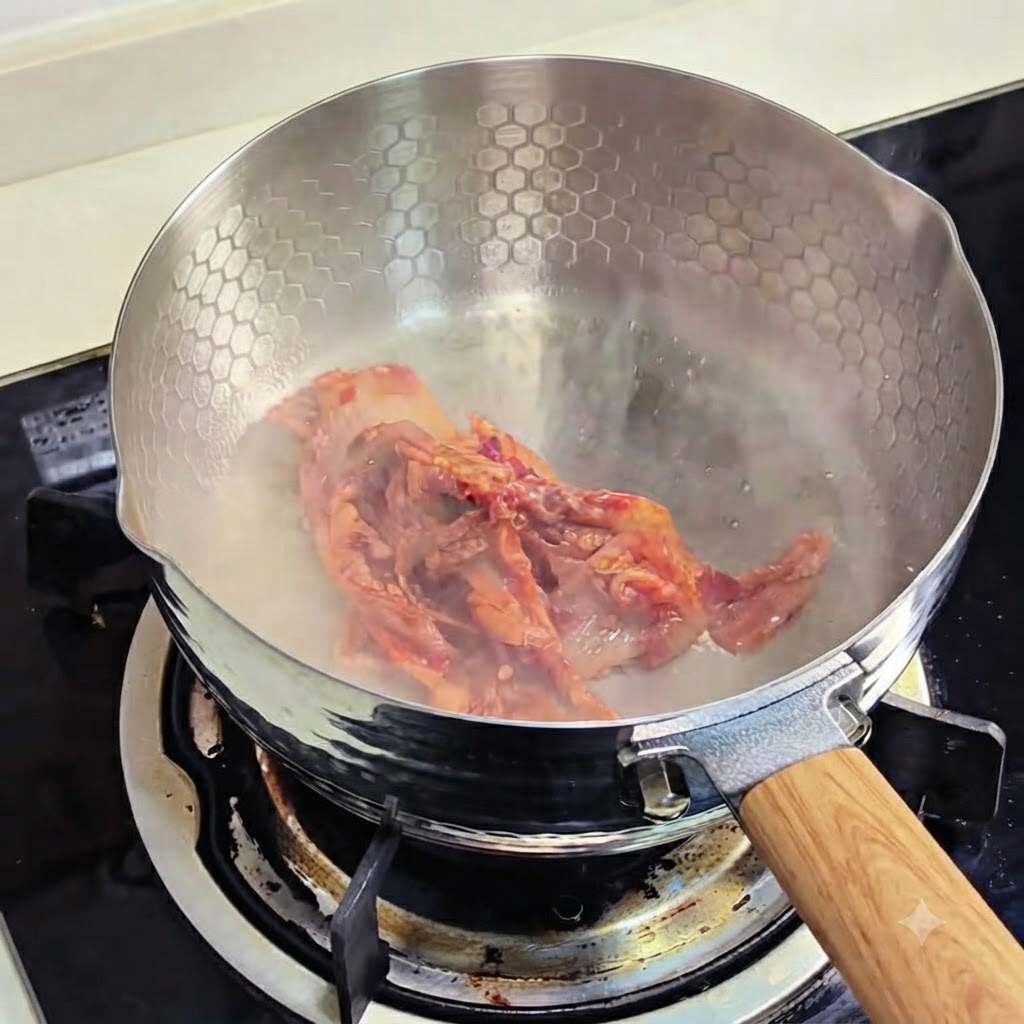 Pezzi di kimchi che sfrigolano e friggono in una padella.