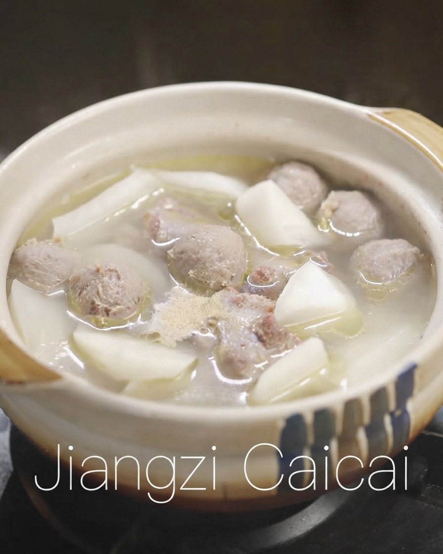 Una pentola di zuppa condita con pepe bianco in polvere e sale.
