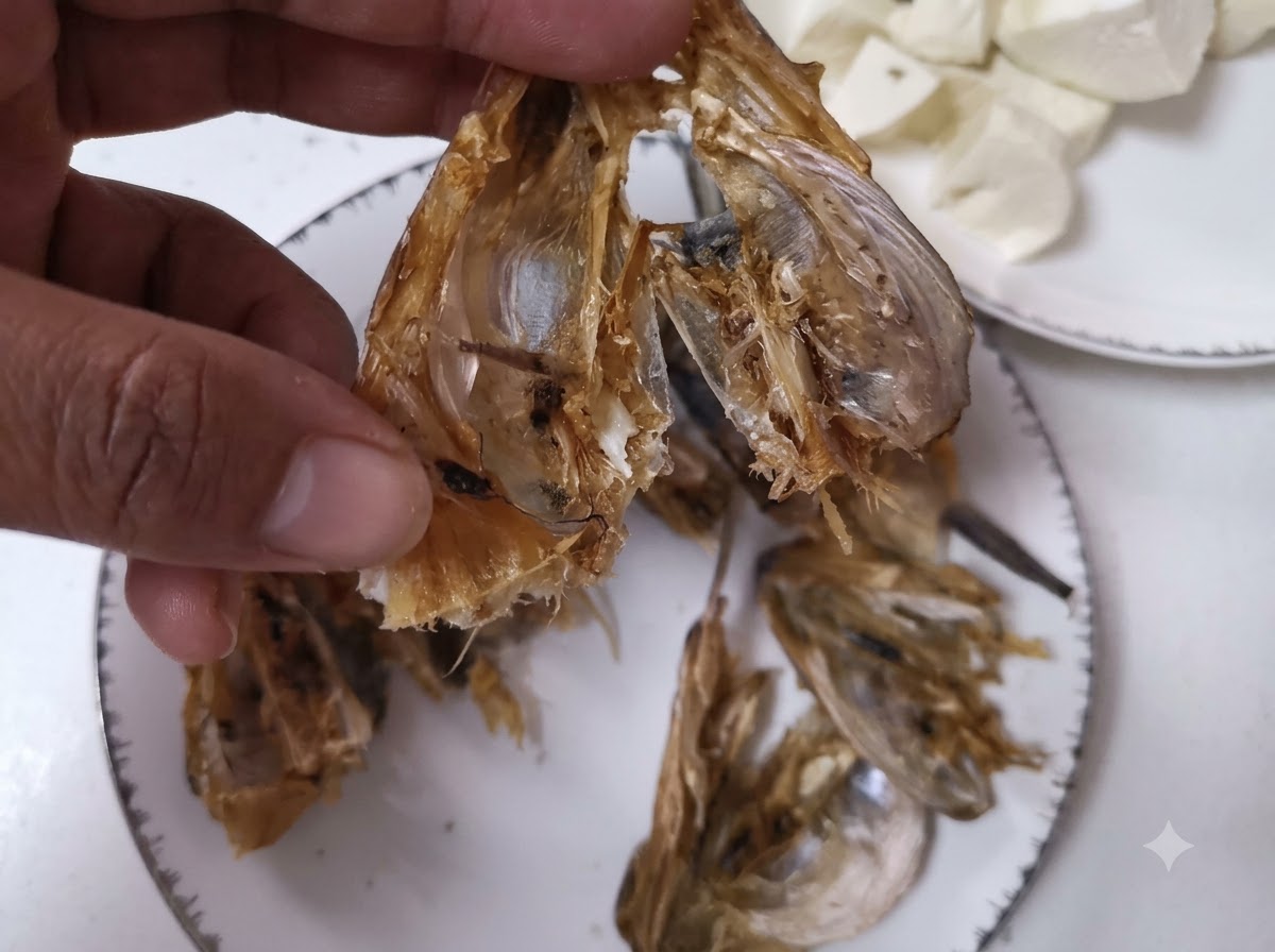 Primo piano di teste di pesce essiccato aperte e pulite con un coltello.