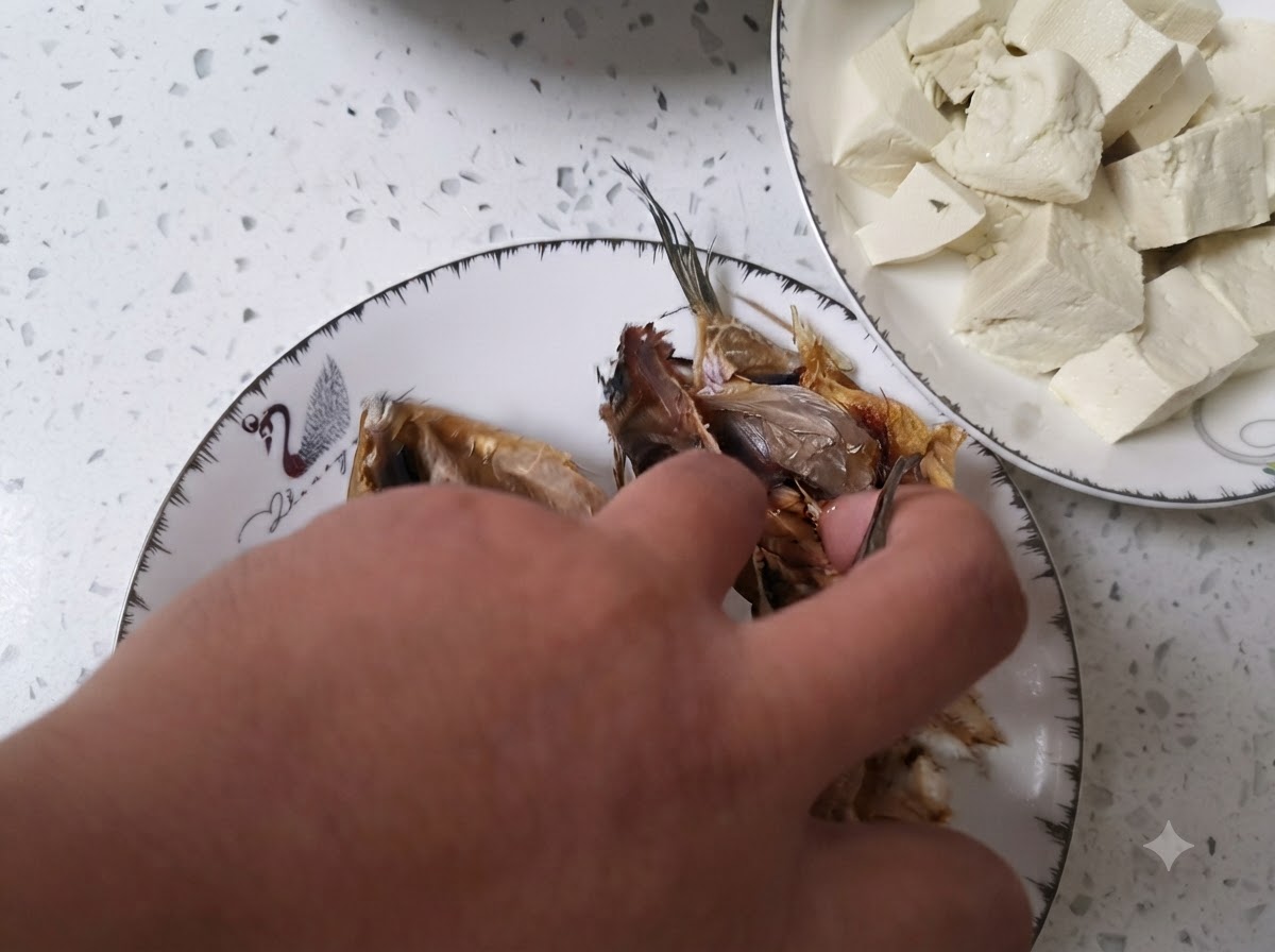 Teste di pesce essiccato pulite risciacquate allinterno di una ciotola piena di acqua limpida.