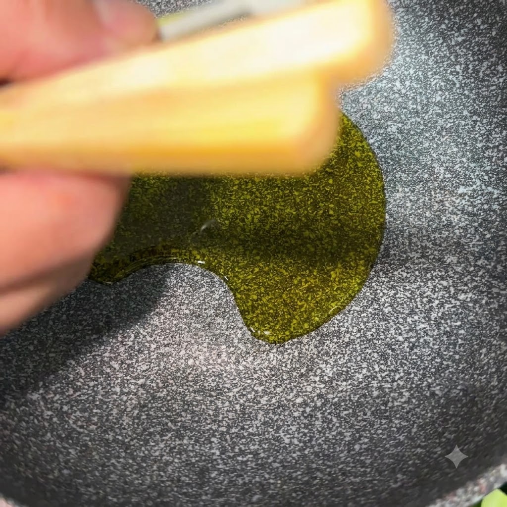 Olio di soia lucido in una padella con sale visibile e condimento di salsa di soia.