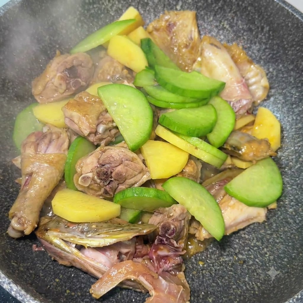 Ravanello verde affettato mescolato con patate e pezzi di pesce saltati nella padella.