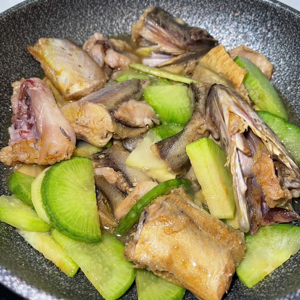 Acqua aggiunta nella padella che copre il composto di pesce, patate e ravanello verde.