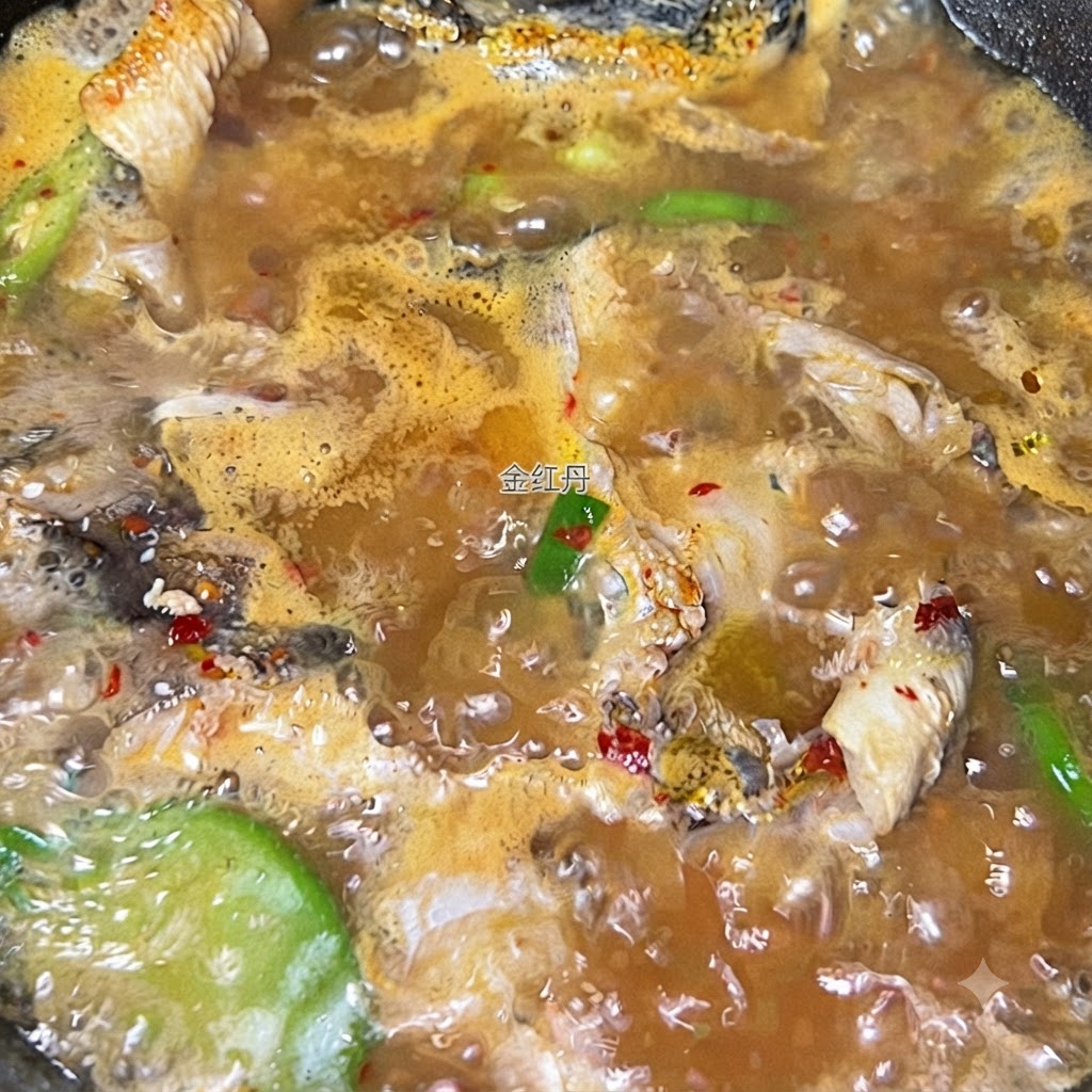 Noodles di soia immersi nella zuppa di merluzzo bollente e condita.