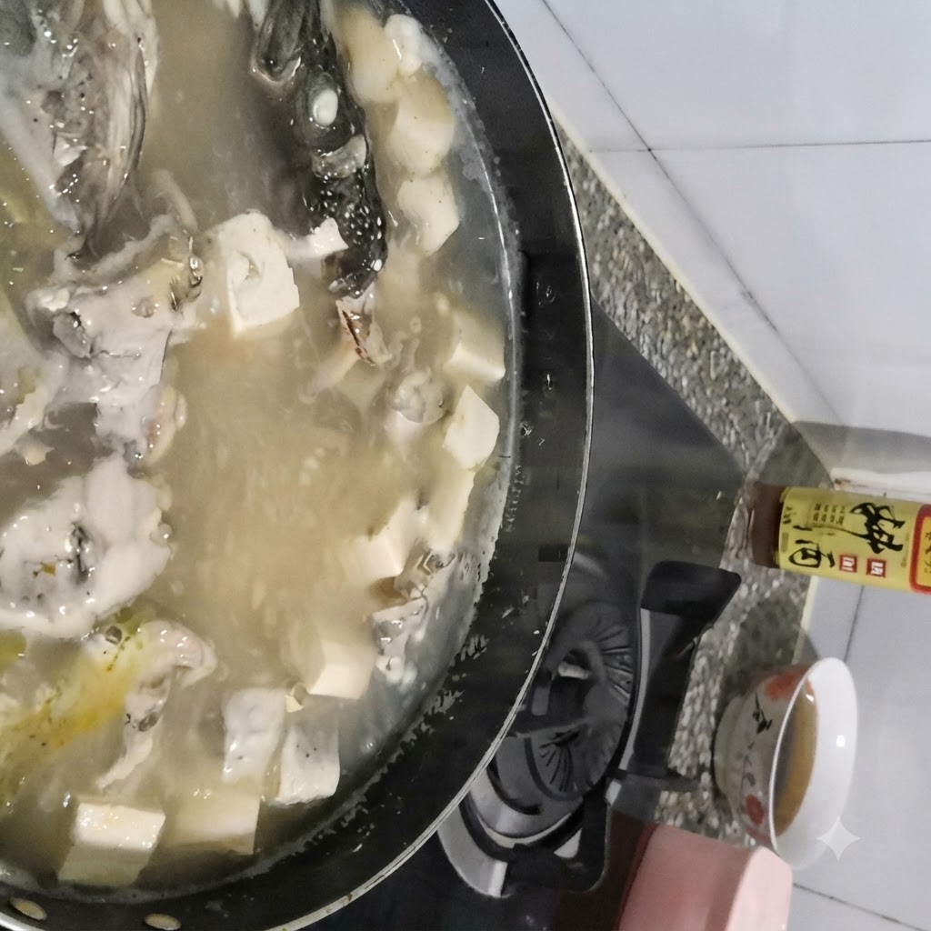 Un cucchiaio che rimuove la schiuma dalla superficie di una pentola bollente di zuppa di merluzzo e tofu.