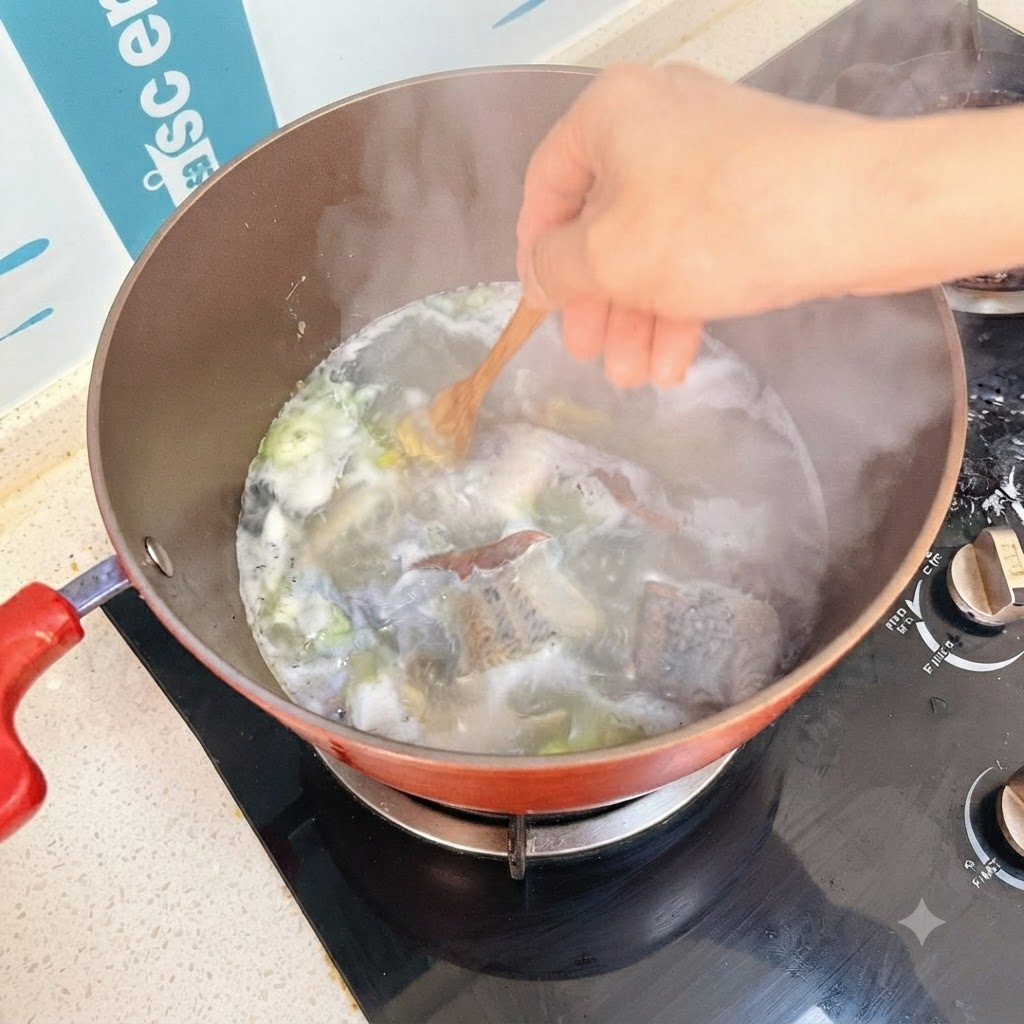Cubetti di tofu mescolati nel brodo bollente con un cucchiaio di legno.