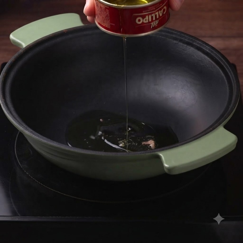 Cipolle rosse affettate allinterno della pentola da cucina verde con olio.