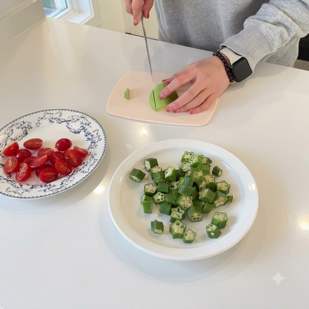 Mani che affettano mezzo avocado verde su un piccolo tagliere rosa.