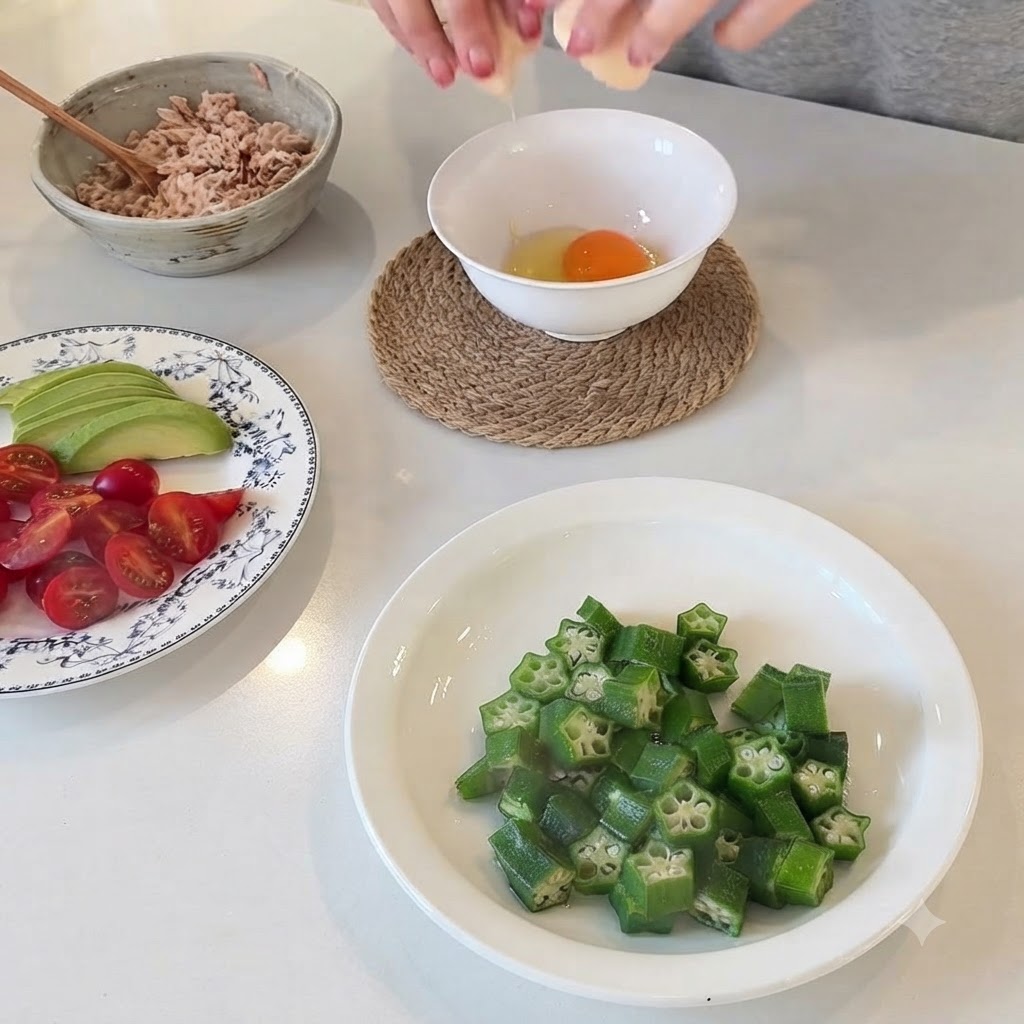 Un uovo crudo rotto in una piccola ciotola bianca piena dacqua, pronto per essere cotto nel microonde.