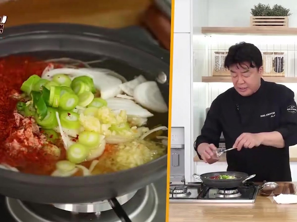 Peperoncino rosso in polvere grosso misurato e aggiunto nella pentola bollente di stufato di kimchi e tonno.