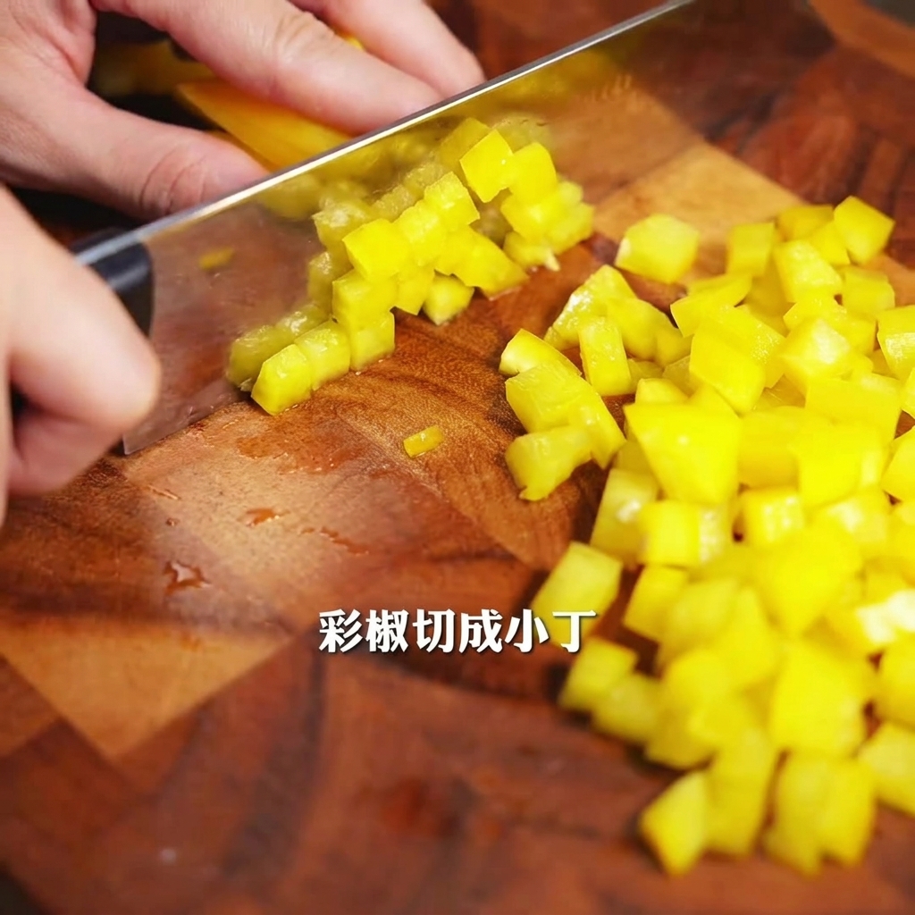 Un peperone giallo tagliato con cura a piccoli pezzi su un tagliere di legno con un coltello argentato.