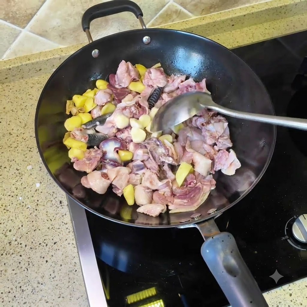 Spicchi daglio e peperoncini secchi gettati nel wok con il pollo e lo zenzero.