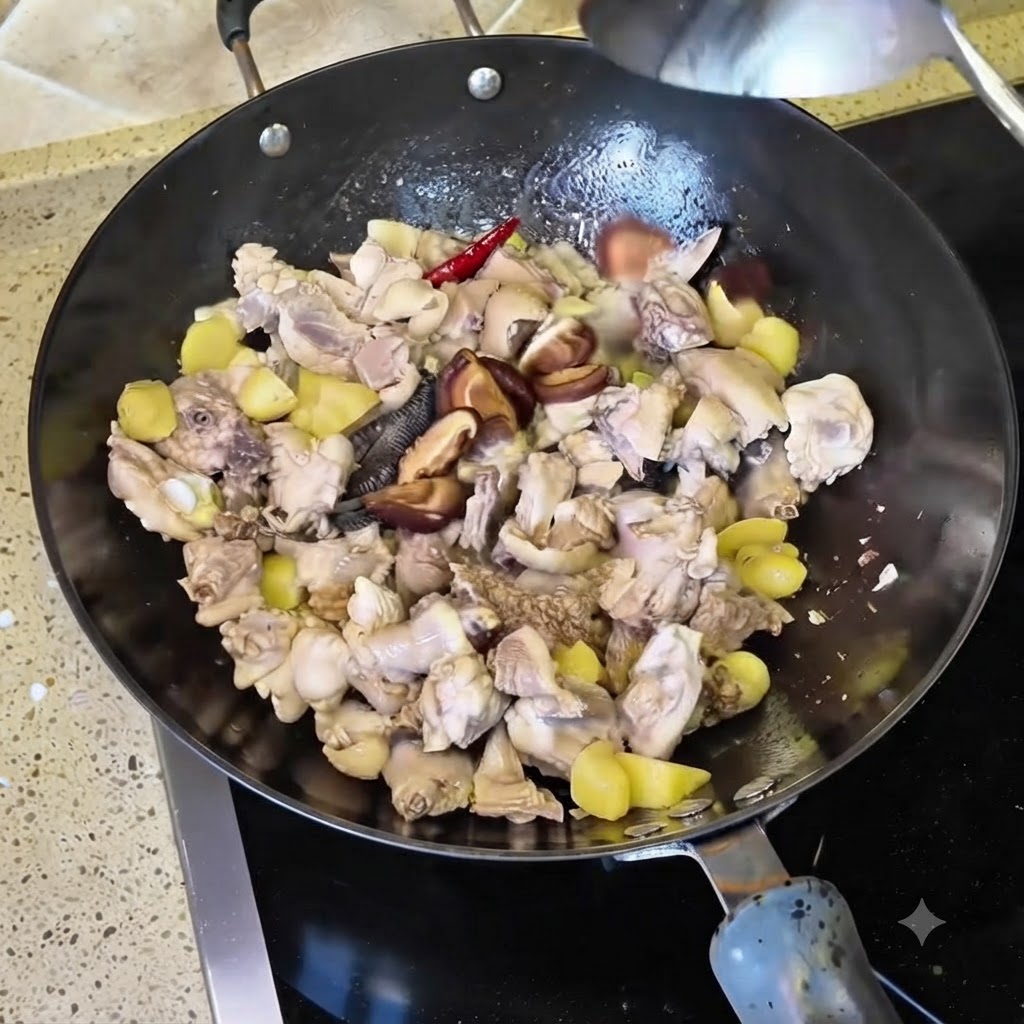 Pezzi di funghi shiitake secchi ammorbiditi mescolati nel wok con il pollo.