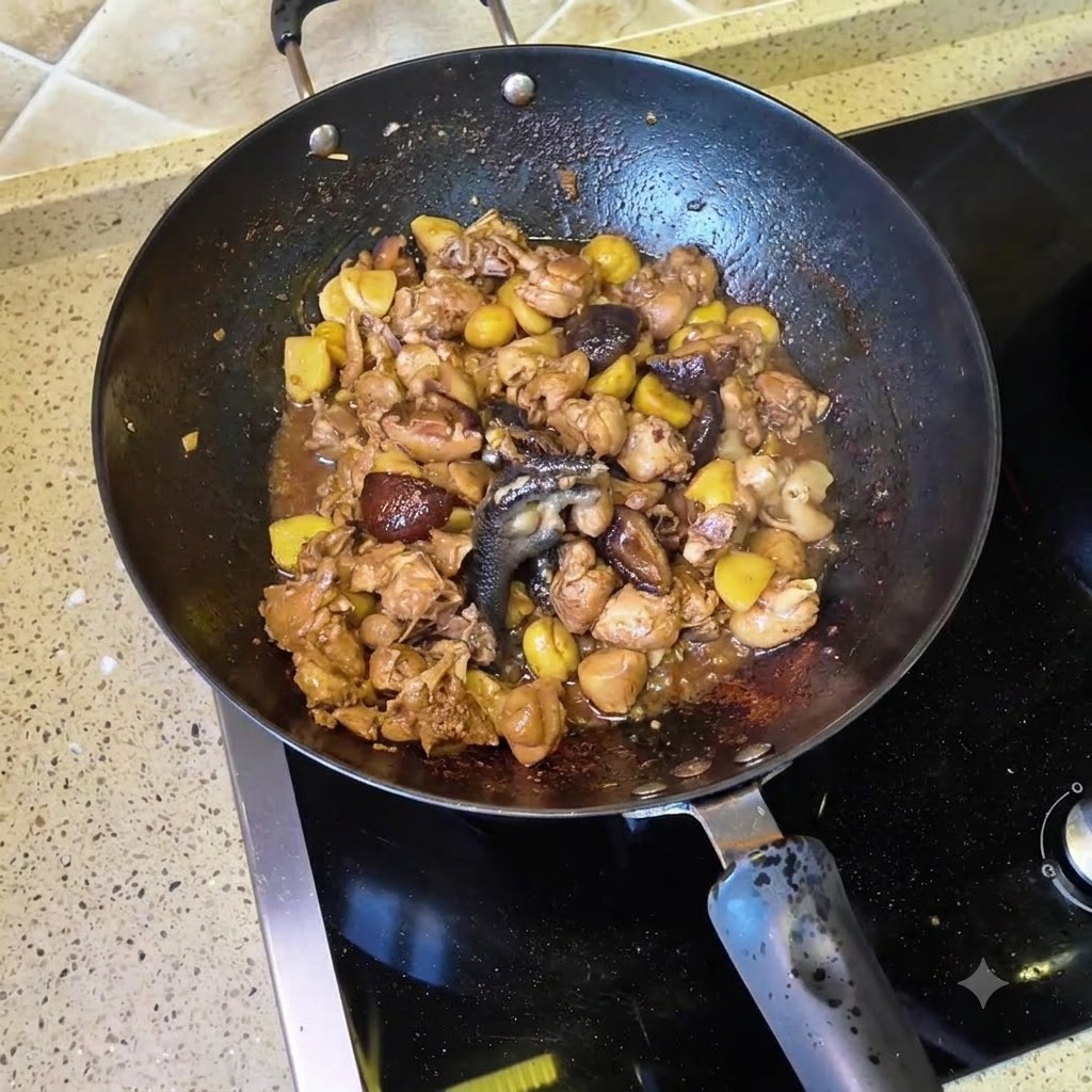 Acqua versata nel wok pieno di pollo saltato e funghi shiitake.