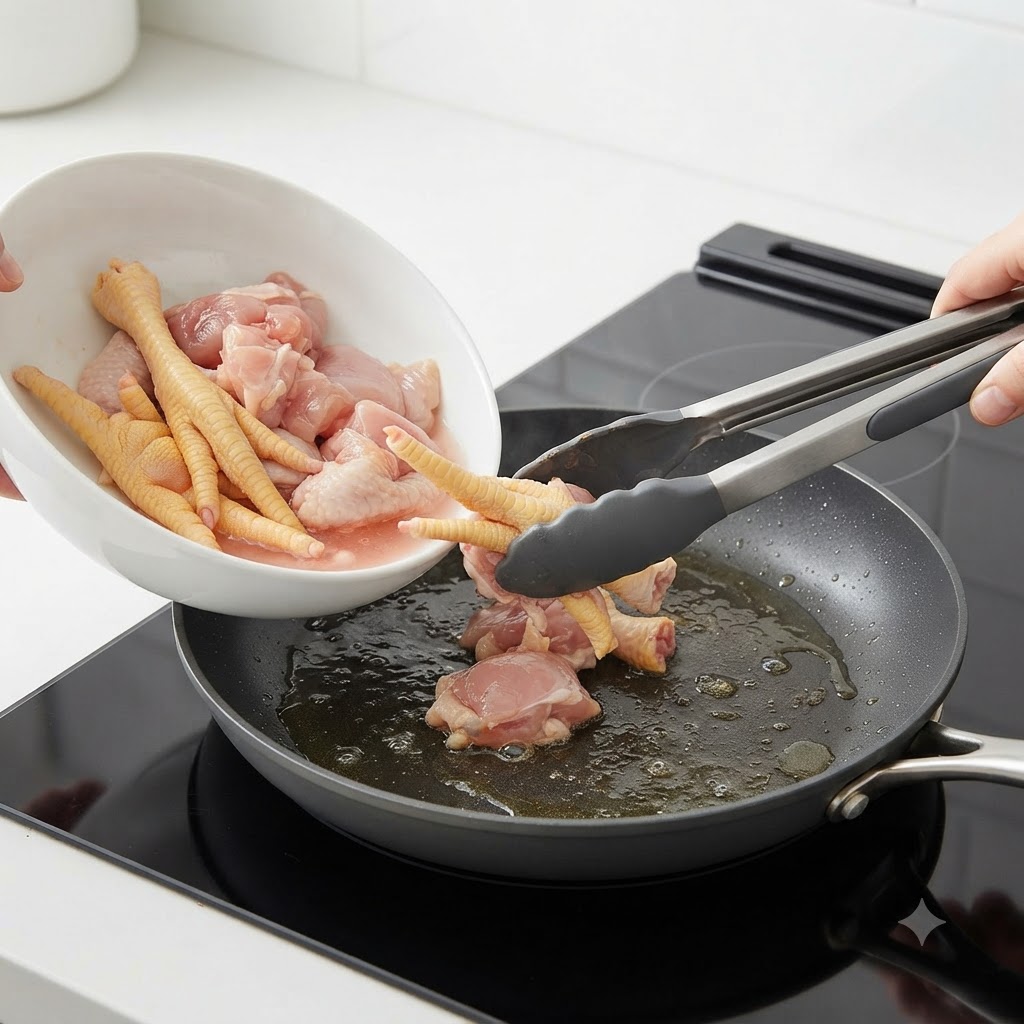 Pezzi di pollo crudo versati e posizionati con le pinze in una pentola di acqua bollente.