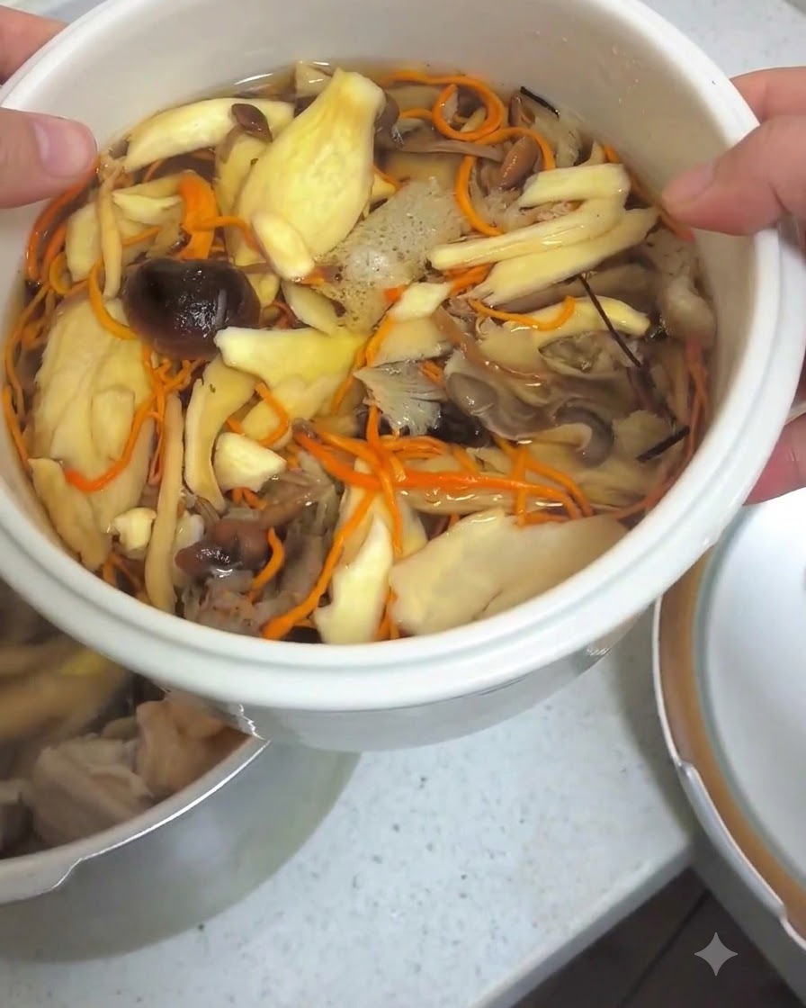 Una ciotola contenente funghi inzuppati e liquido versato in una pentola.