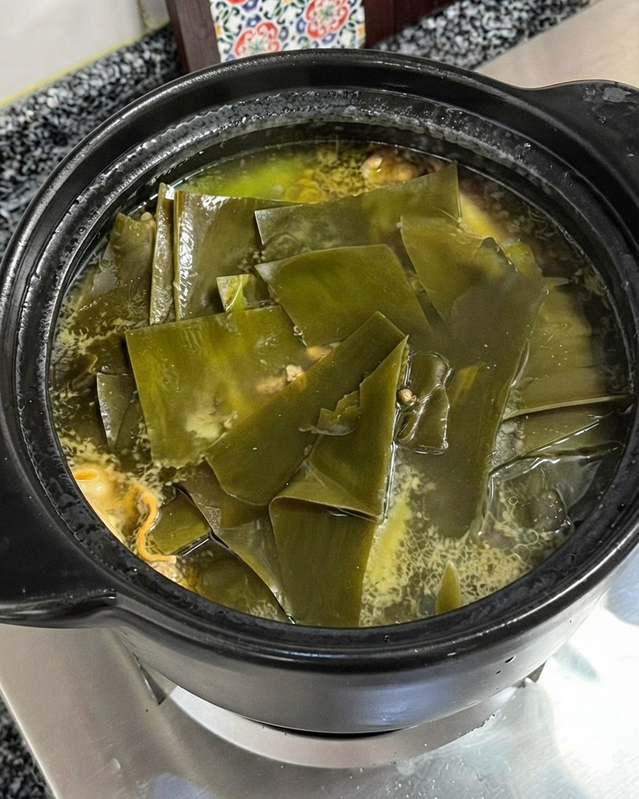 Polvere di condimento allessenza di pollo aggiunta nella zuppa di pollo e kelp sobbollente.