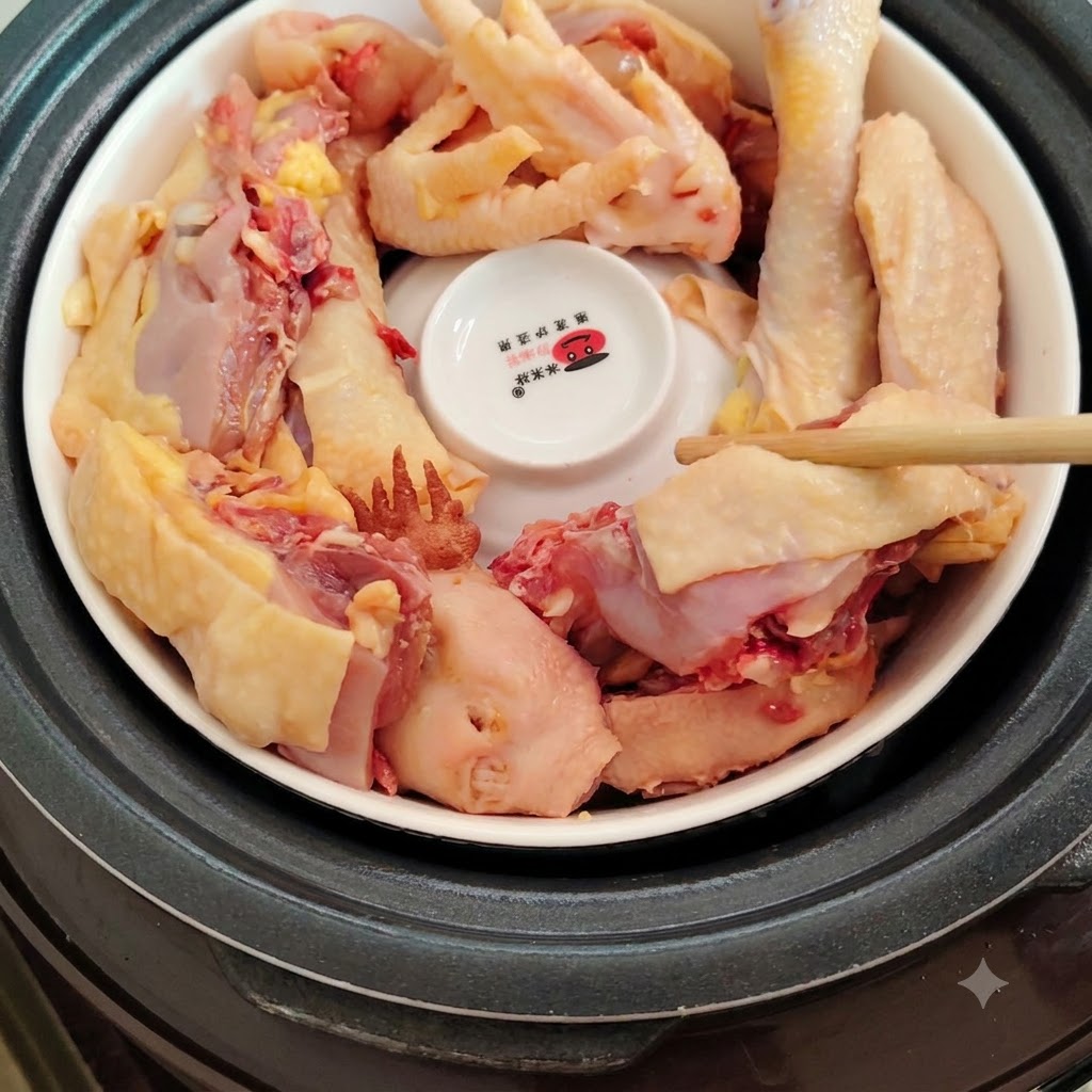 Pezzi di pollo disposti attorno alla ciotola capovolta con le dita che posizionano gli ingredienti.