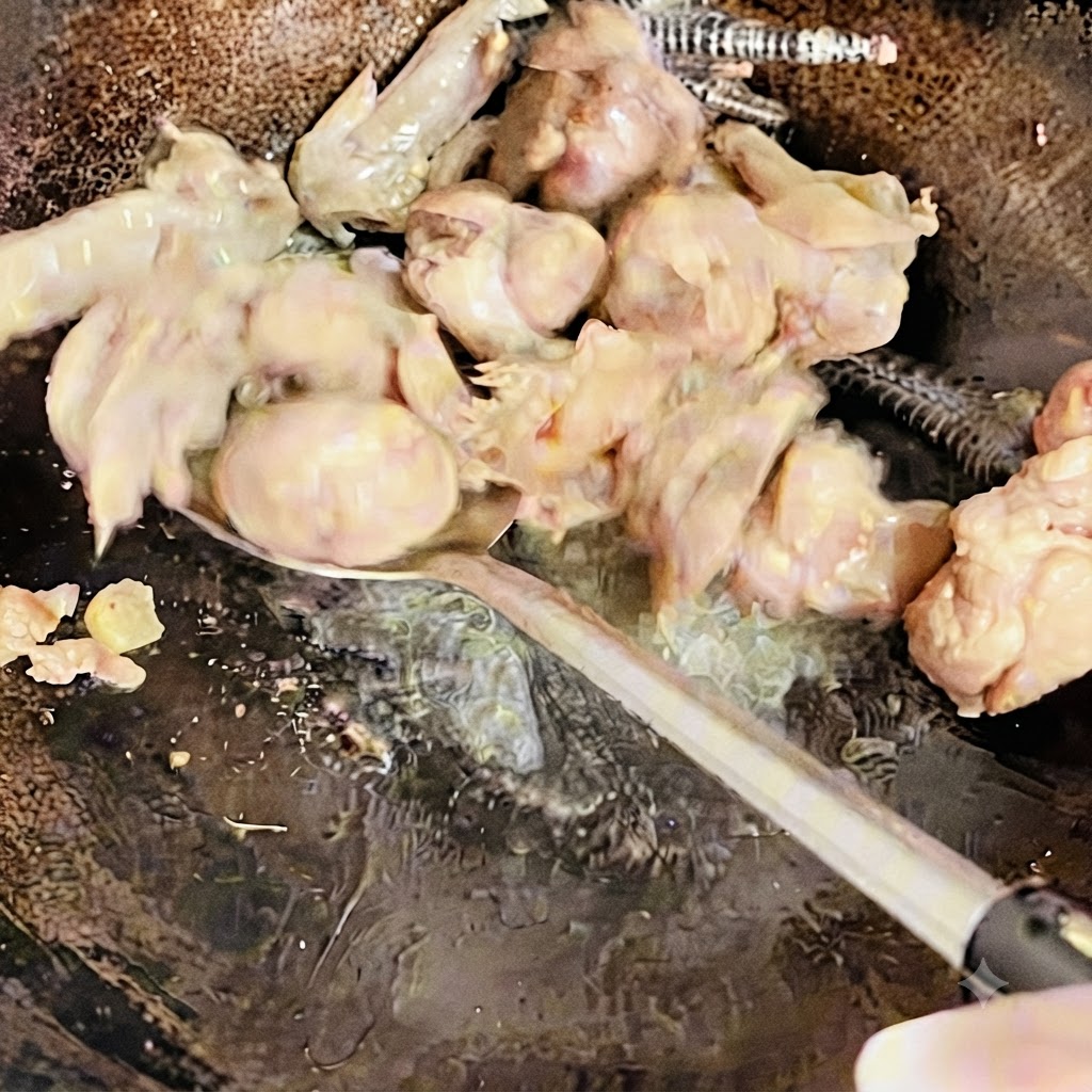 Pezzi di pollo mescolati e saltati in padella con una spatola finché non sono leggermente dorati.