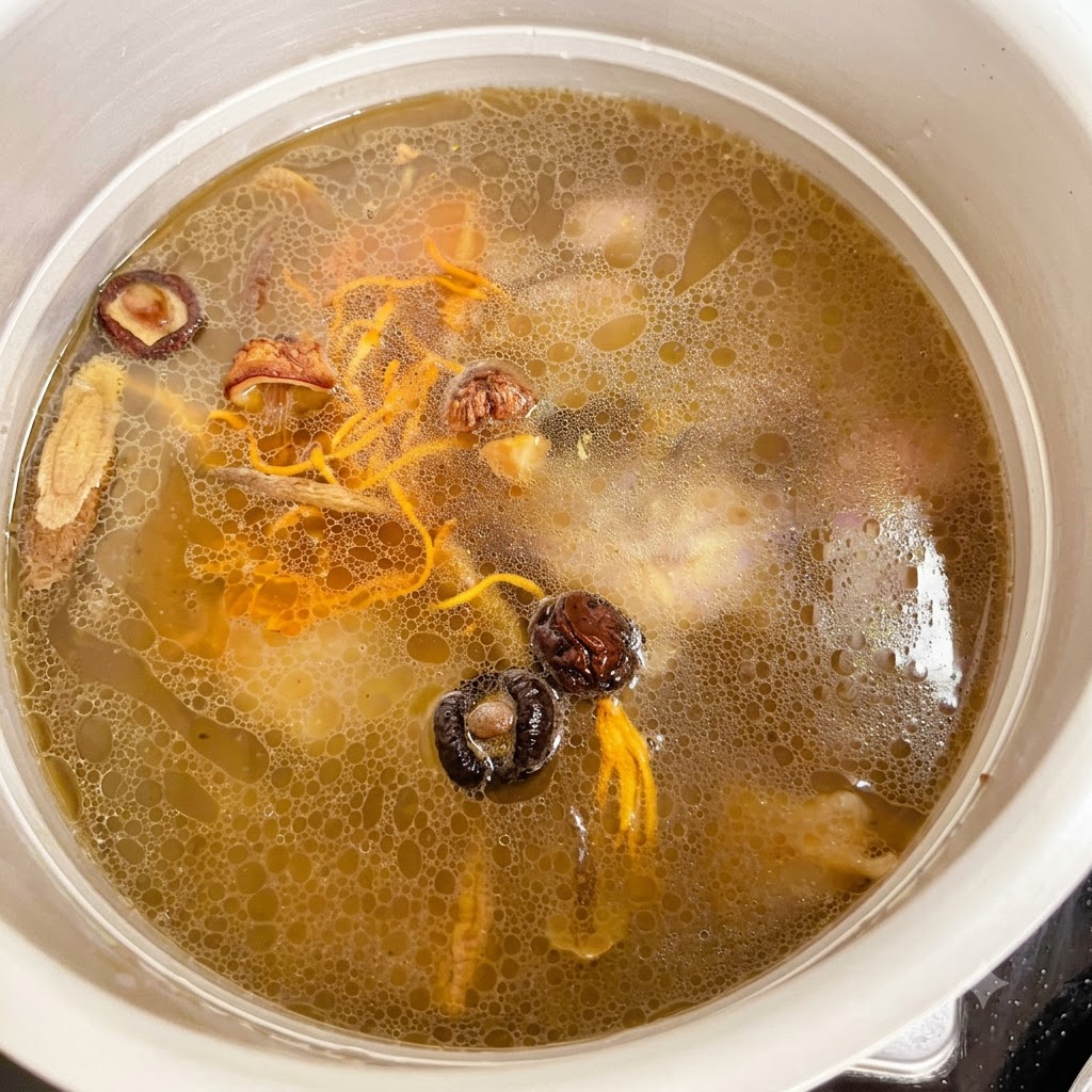 Aggiunta di sale nella pentola a pressione piena di pollo e brodo.