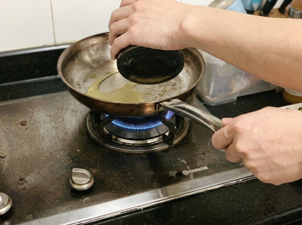 Fettine di petto di pollo condite con pepe nero in cottura in padella.