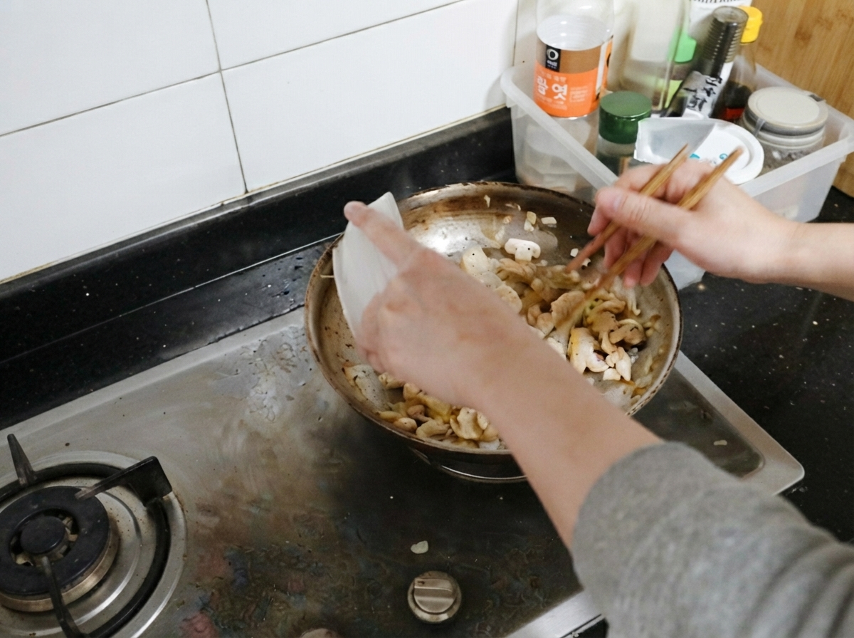 Fettine di pollo cotto rimesse in padella insieme ai funghi e alle cipolle.