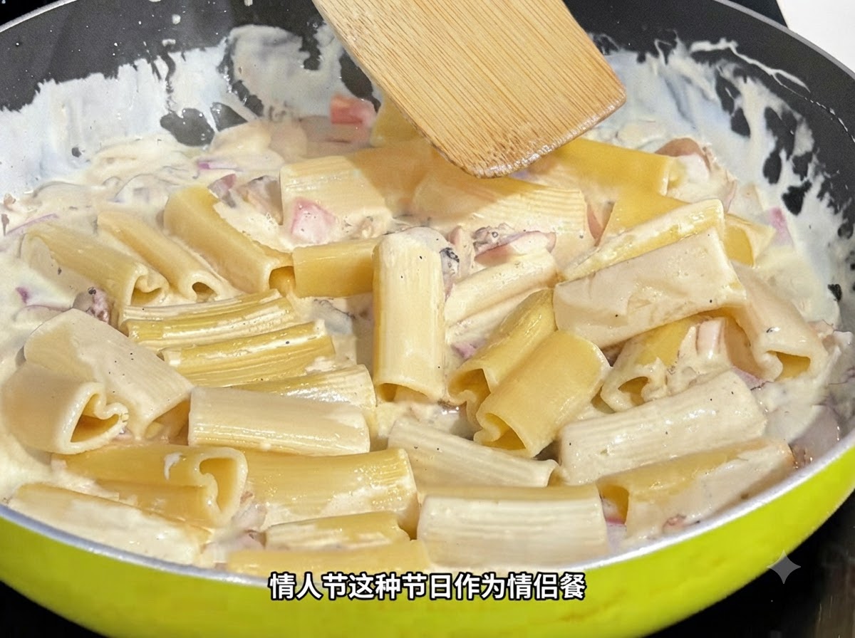 Una spatola di legno che mescola la pasta a forma di cuore in una salsa cremosa allinterno di una padella.