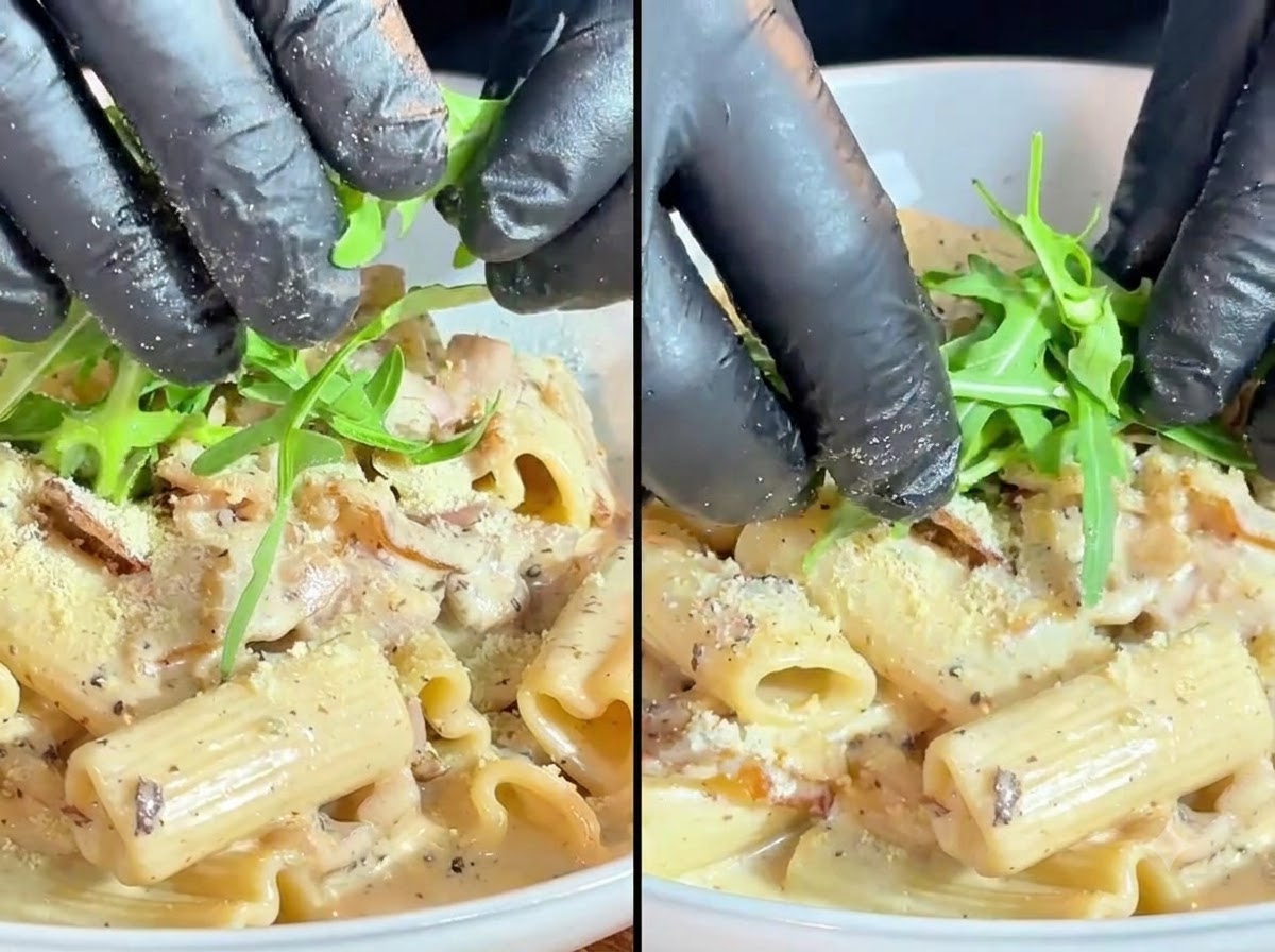 Foglie di rucola verde fresca e pomodorini disposti con cura come guarnizione sulla pasta cremosa.